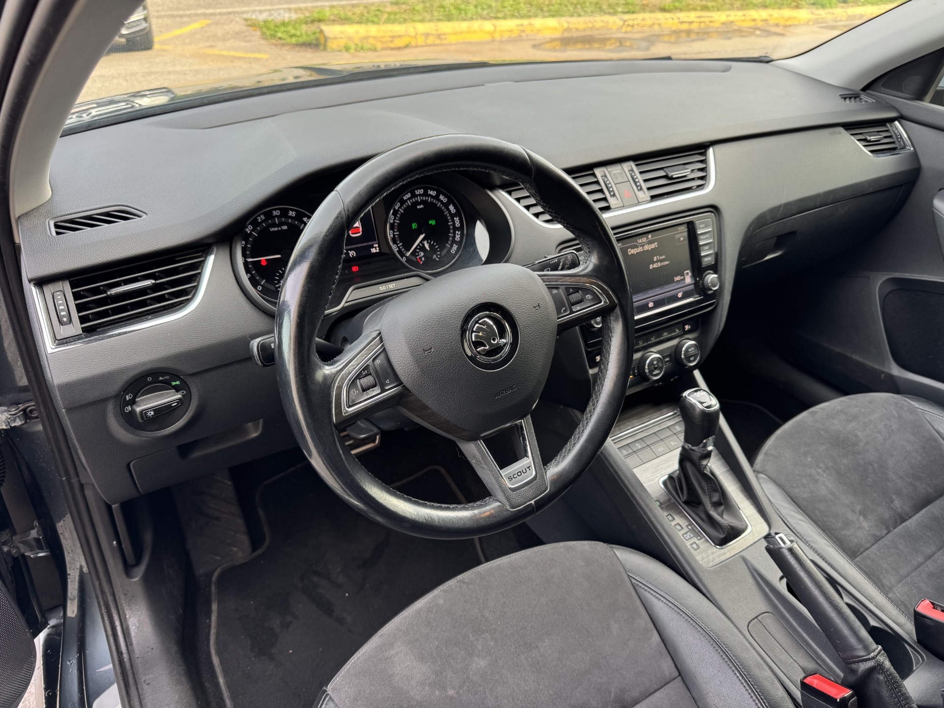 SKODA Octavia Combi 2.0 TDI Scout 4x4 DSG-image-9