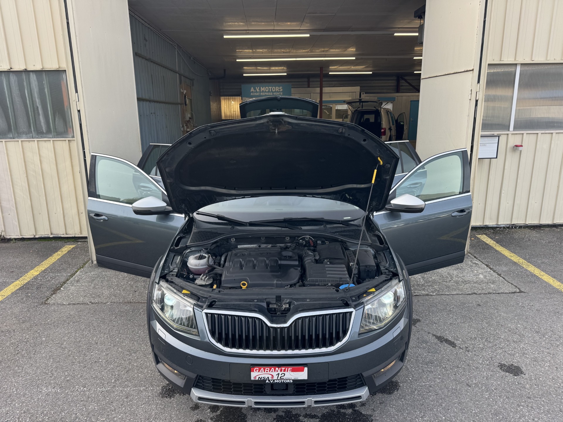 SKODA Octavia Combi 2.0 TDI Scout 4x4 DSG-image-14