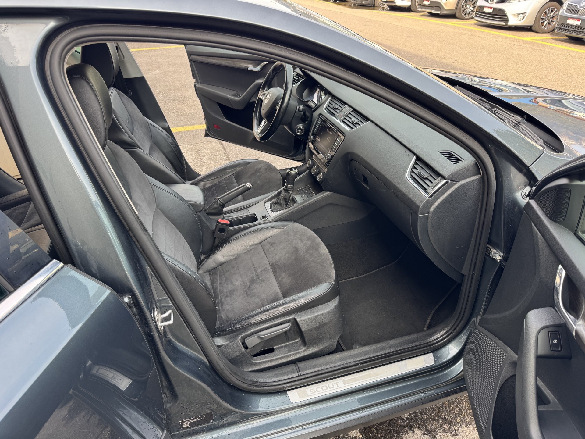 SKODA Octavia Combi 2.0 TDI Scout 4x4 DSG-image-13
