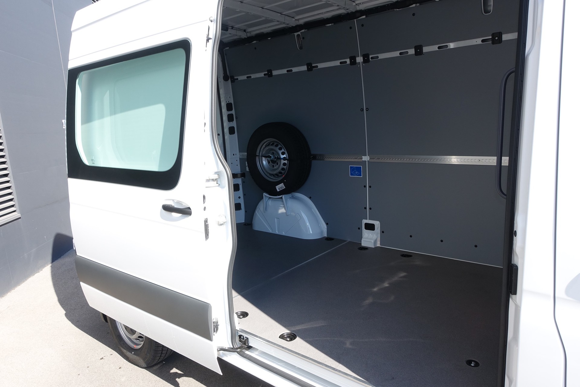 MERCEDES-BENZ eSprinter 312 47kWh Standard-image-5