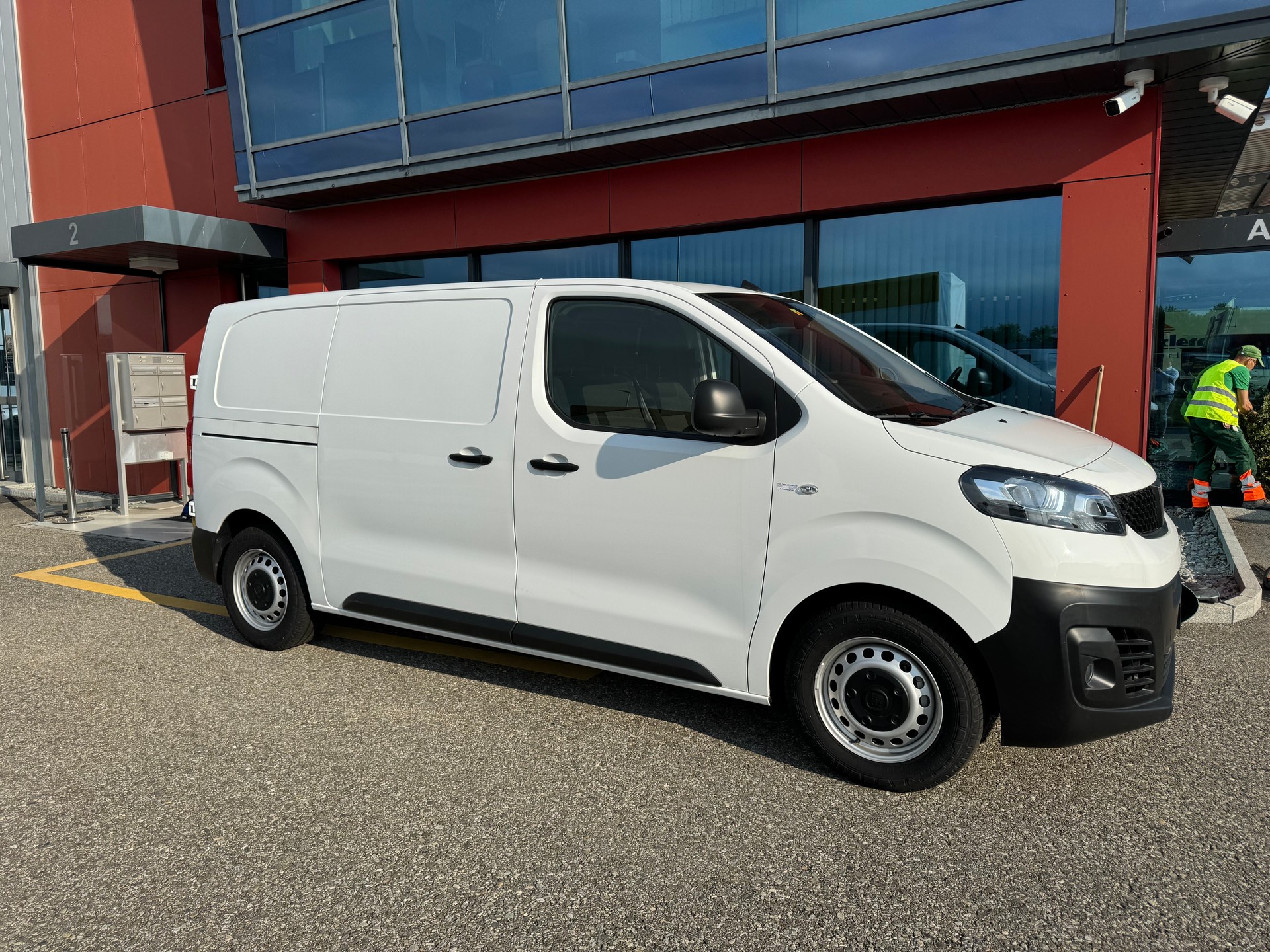FIAT E-Scudo 50kWh L2 Lounge-image-1
