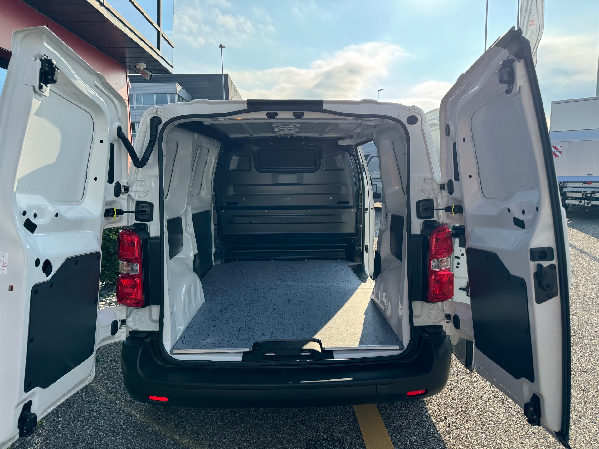 FIAT E-Scudo 50kWh L2 Lounge-image-4