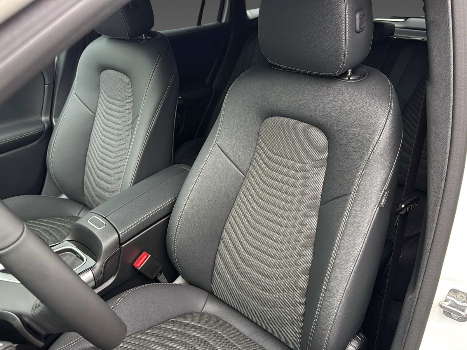 MERCEDES-BENZ GLA 220 d 4Matic Swiss Star-image-8