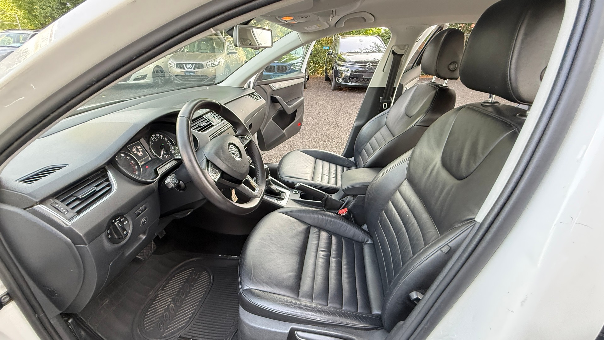 SKODA Octavia Combi 2.0 TDI Ambition 4x4 DSG-image-9