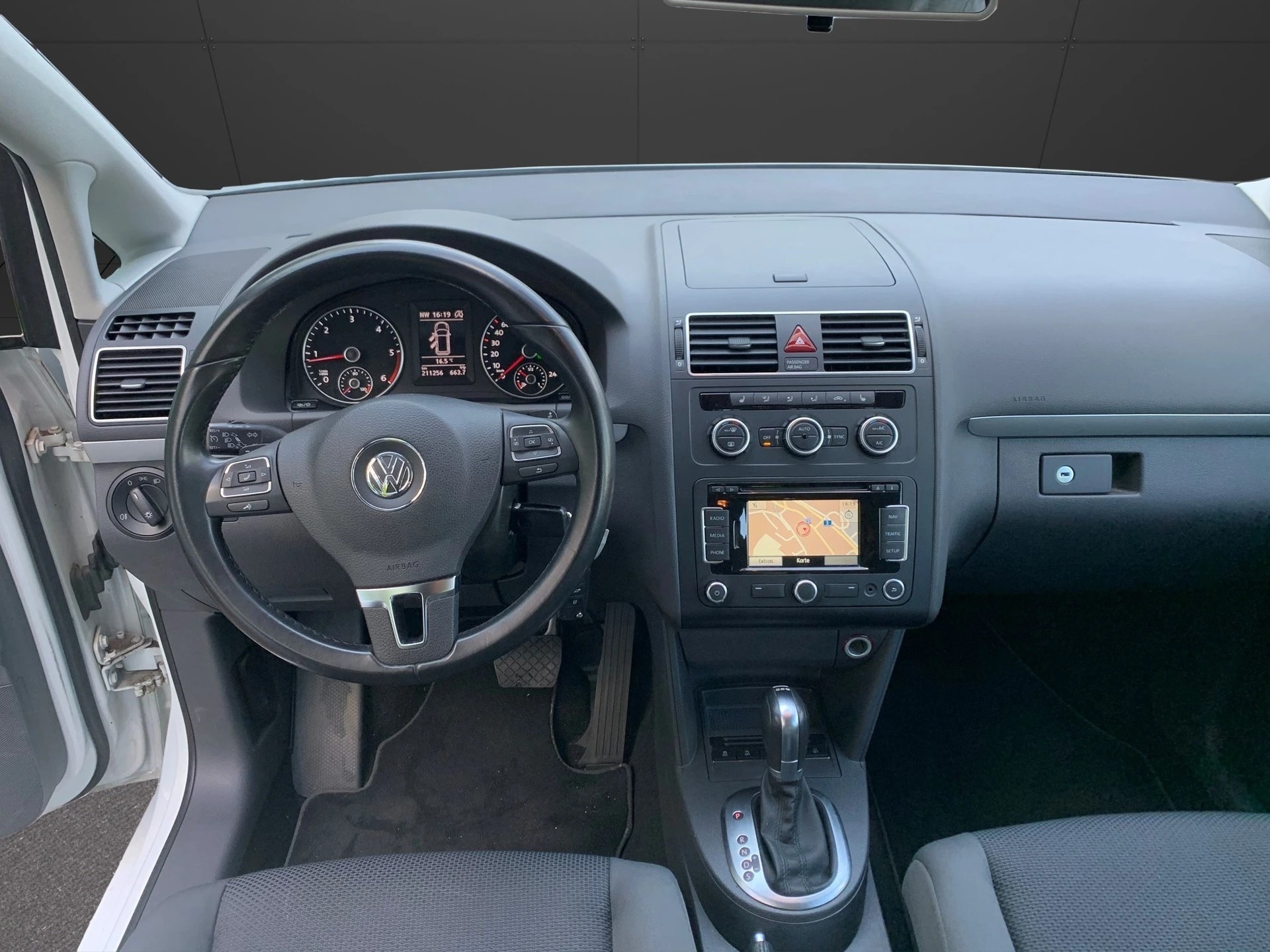 VW Touran 1.6 TDI BlueMotion Technology Trendline DSG-image-7