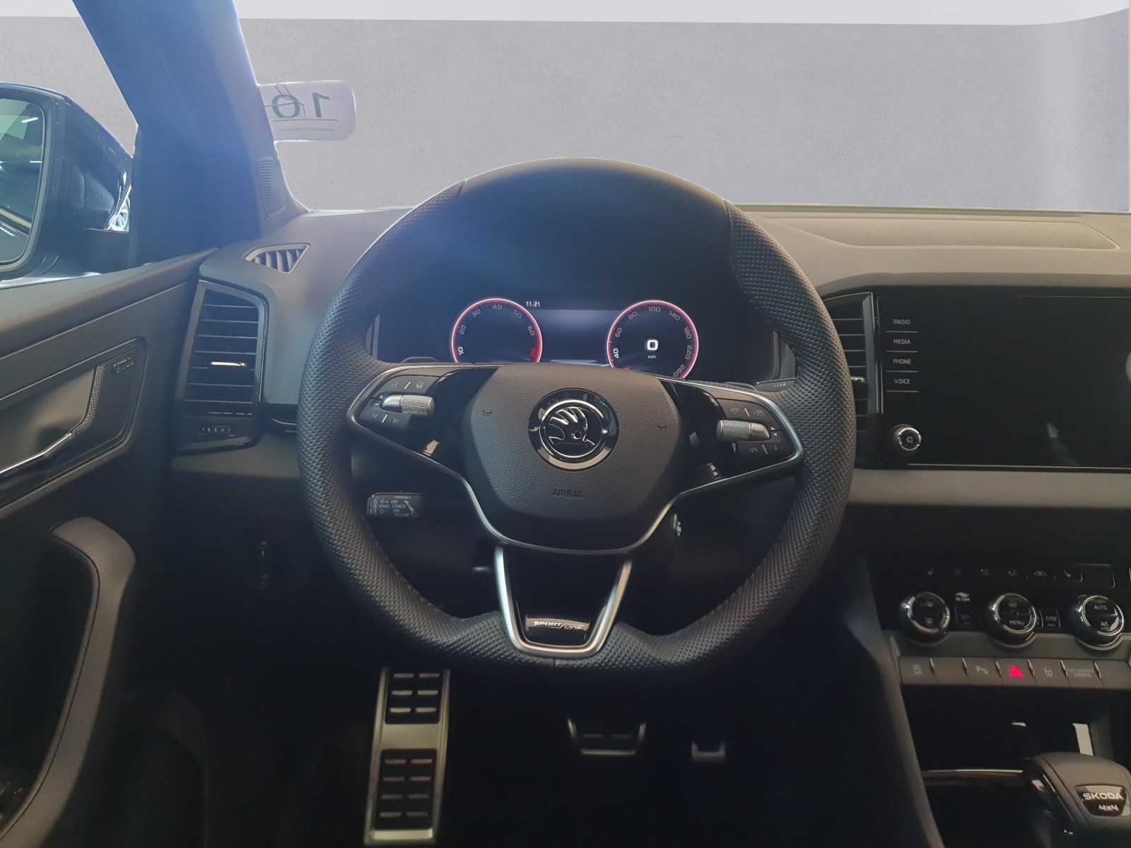 SKODA Karoq 2.0 TSI SportLine 4x4 DSG-image-11