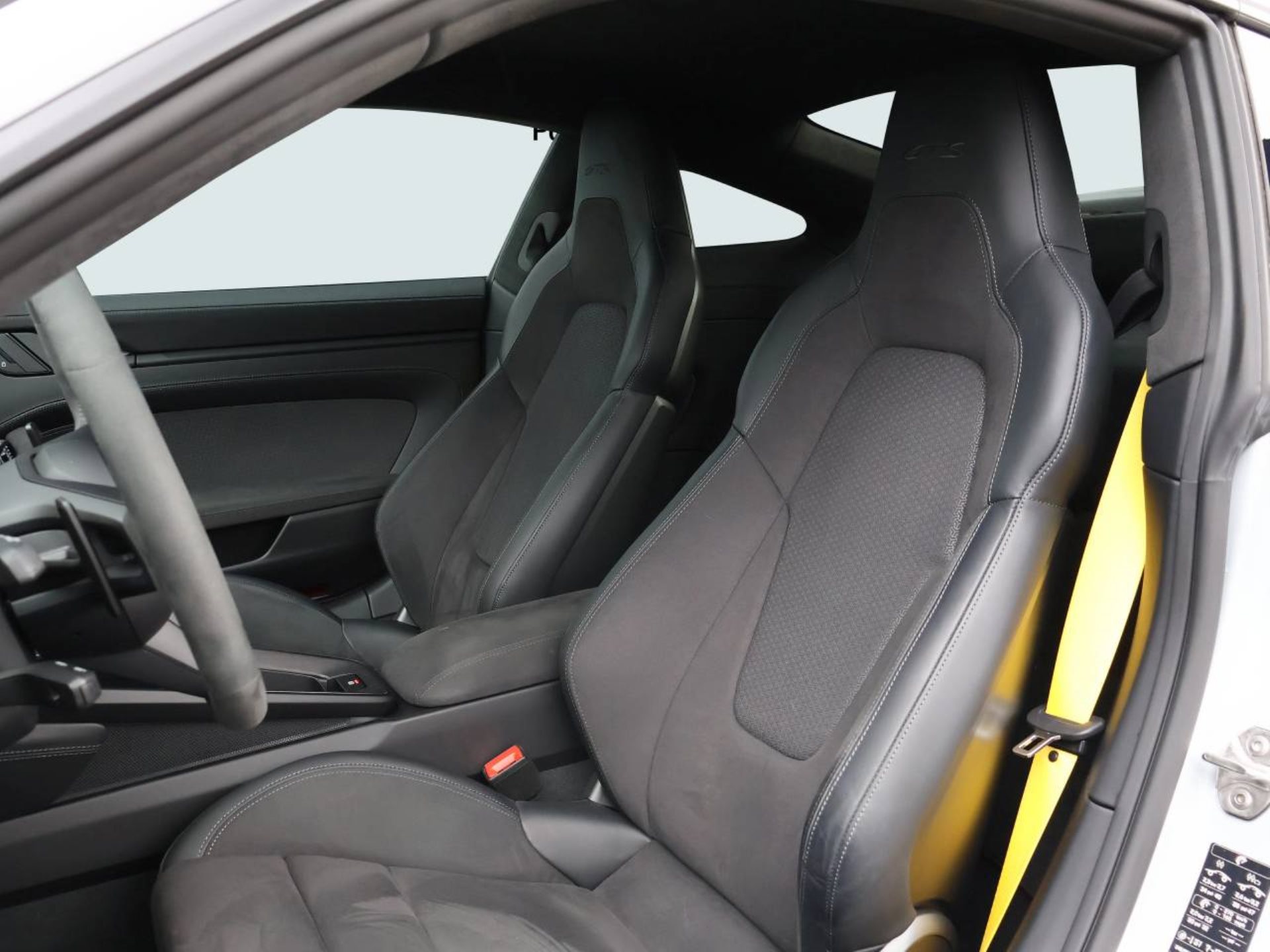 PORSCHE 911 Carrera GTS-image-4