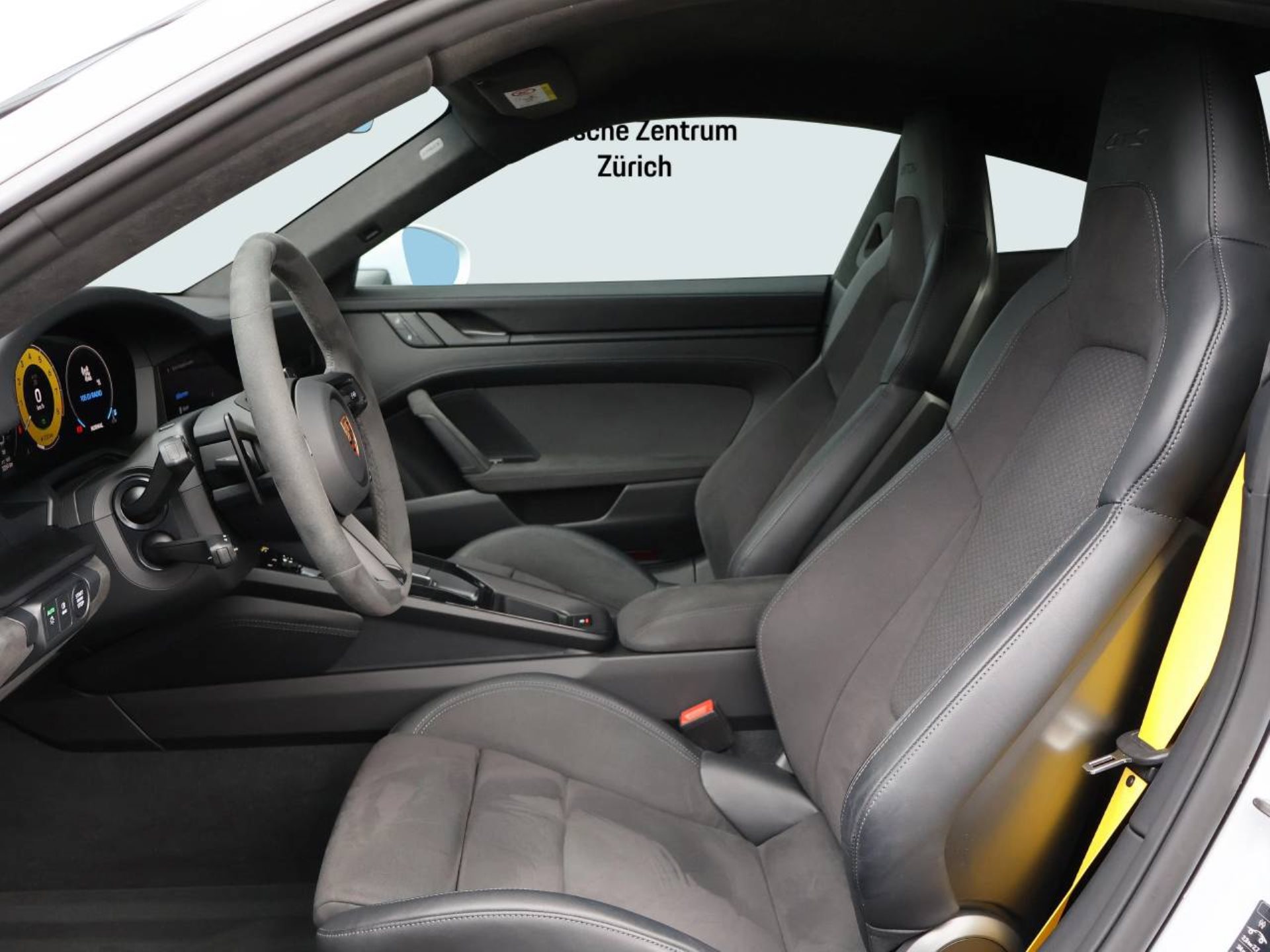 PORSCHE 911 Carrera GTS-image-12