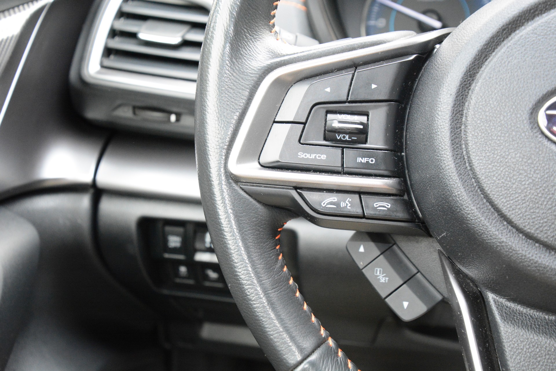 SUBARU XV 2.0 e-Boxer Luxury AWD Lineartronic-image-12