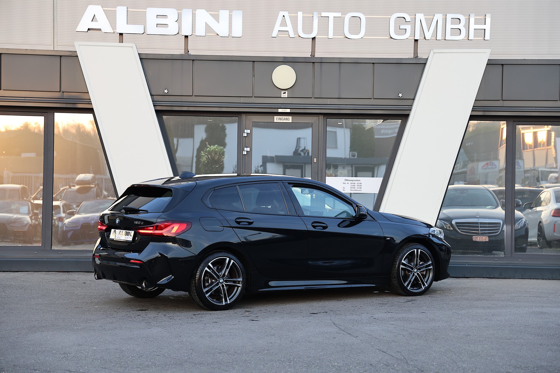BMW 120d xDrive M-Sport Steptronic-image-2