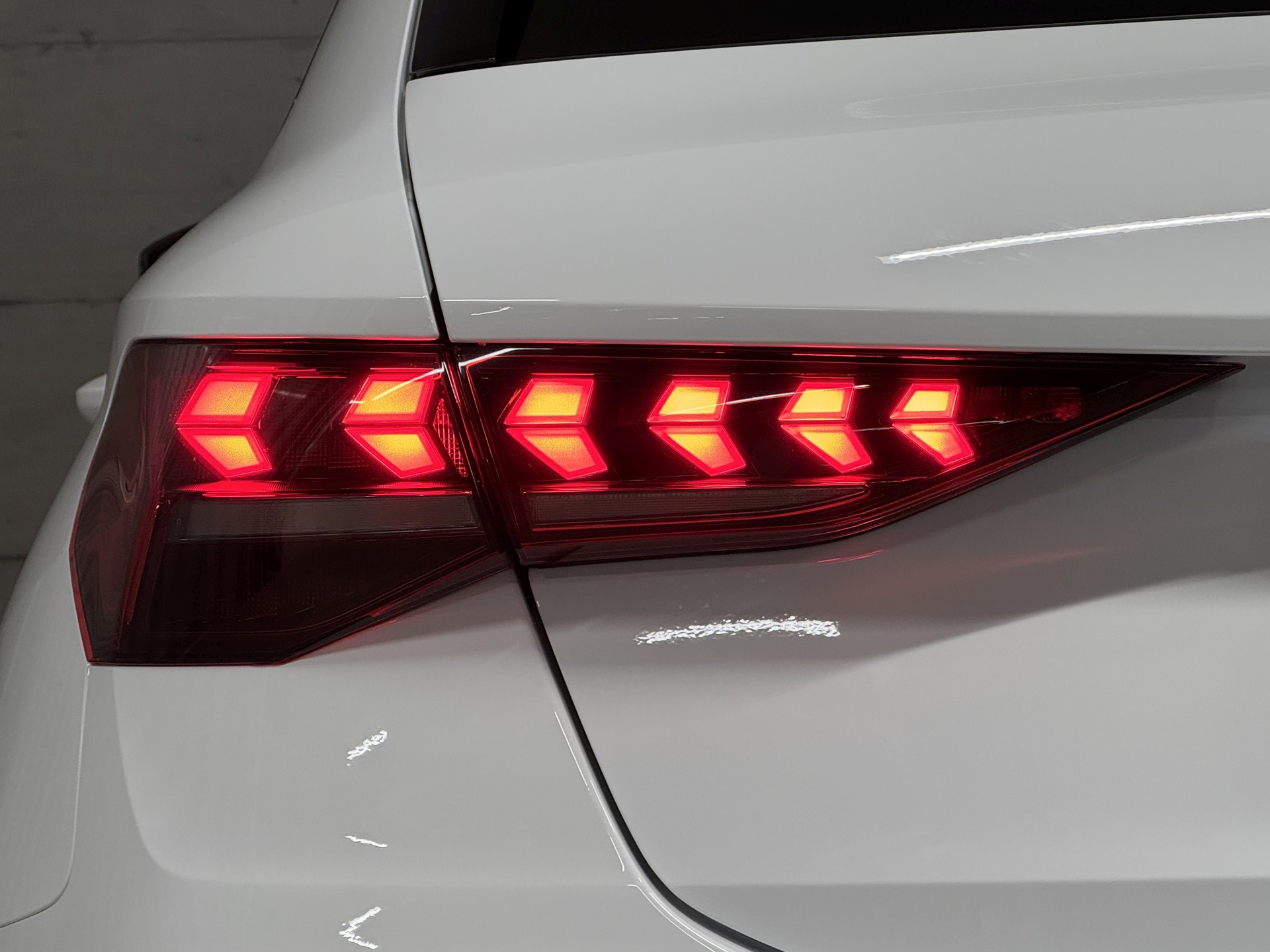 AUDI A3 Sportback TFSI 110 kW S line Attraction S tronic-image-4