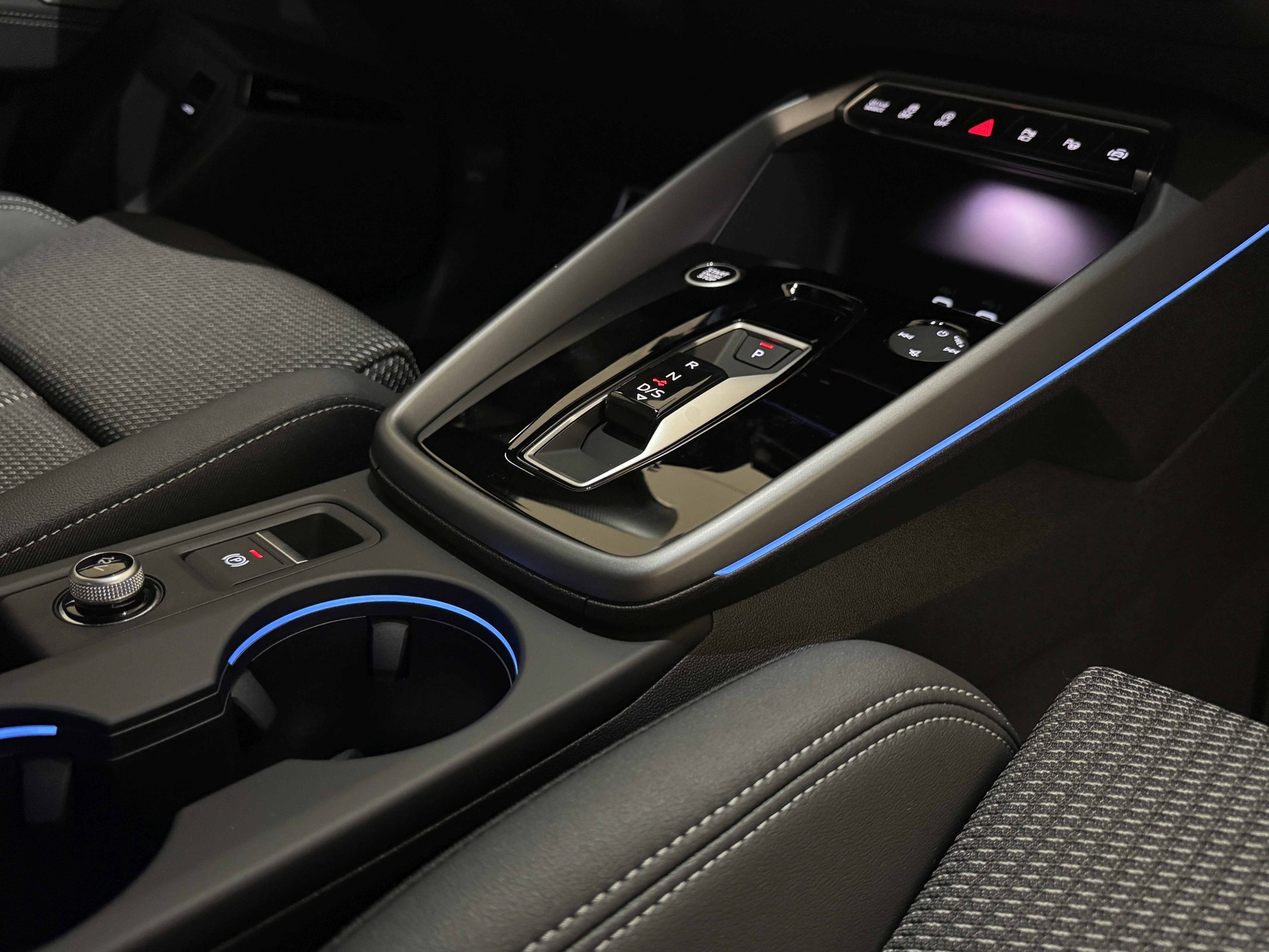 AUDI A3 Sportback TFSI 110 kW S line Attraction S tronic-image-12