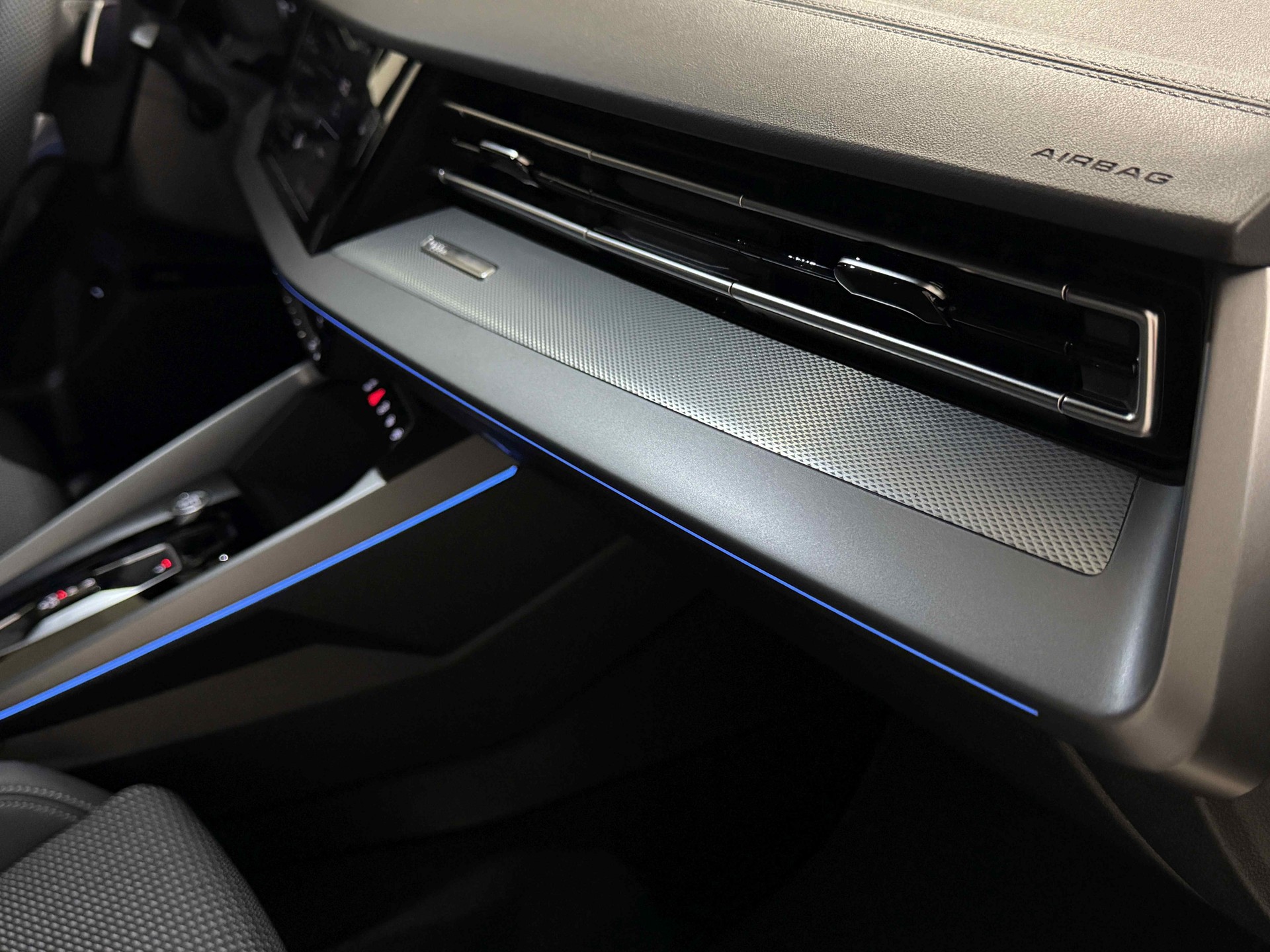 AUDI A3 Sportback TFSI 110 kW S line Attraction S tronic-image-13