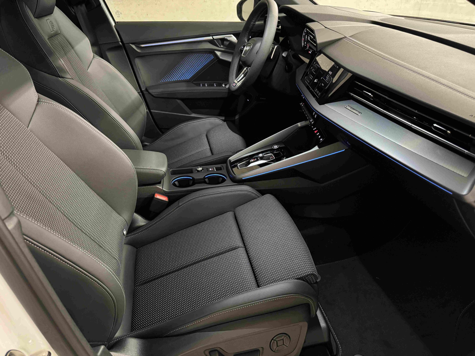 AUDI A3 Sportback TFSI 110 kW S line Attraction S tronic-image-9