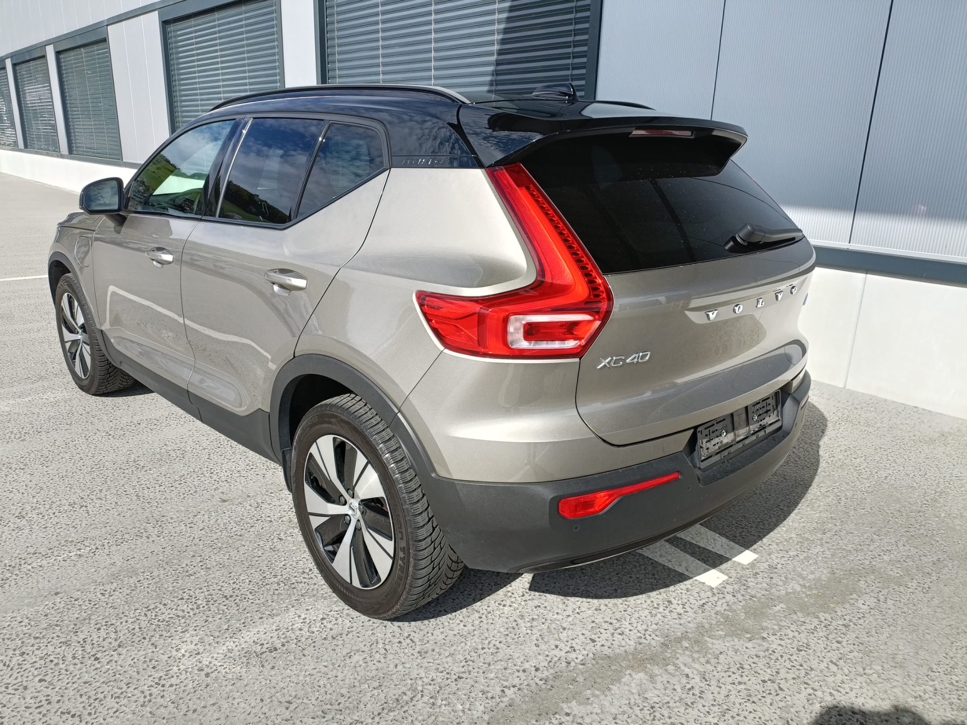 VOLVO XC40 T5 TwE R-Design DCT-image-1