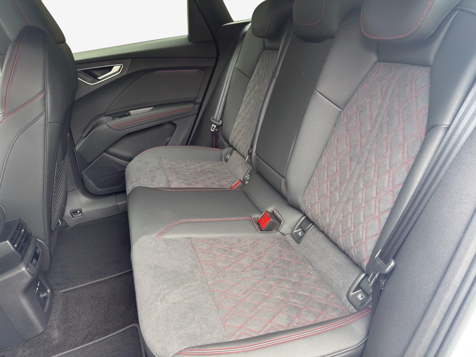 AUDI Q4 e-tron 45 Edition Swiss Ski quattro-image-11