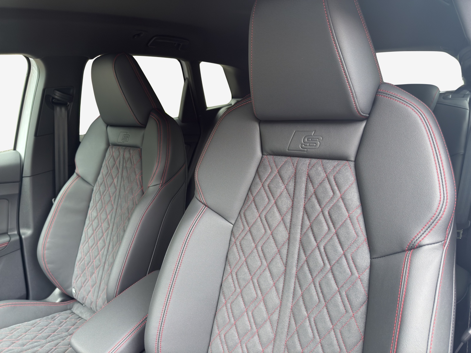 AUDI Q4 e-tron 45 Edition Swiss Ski quattro-image-14