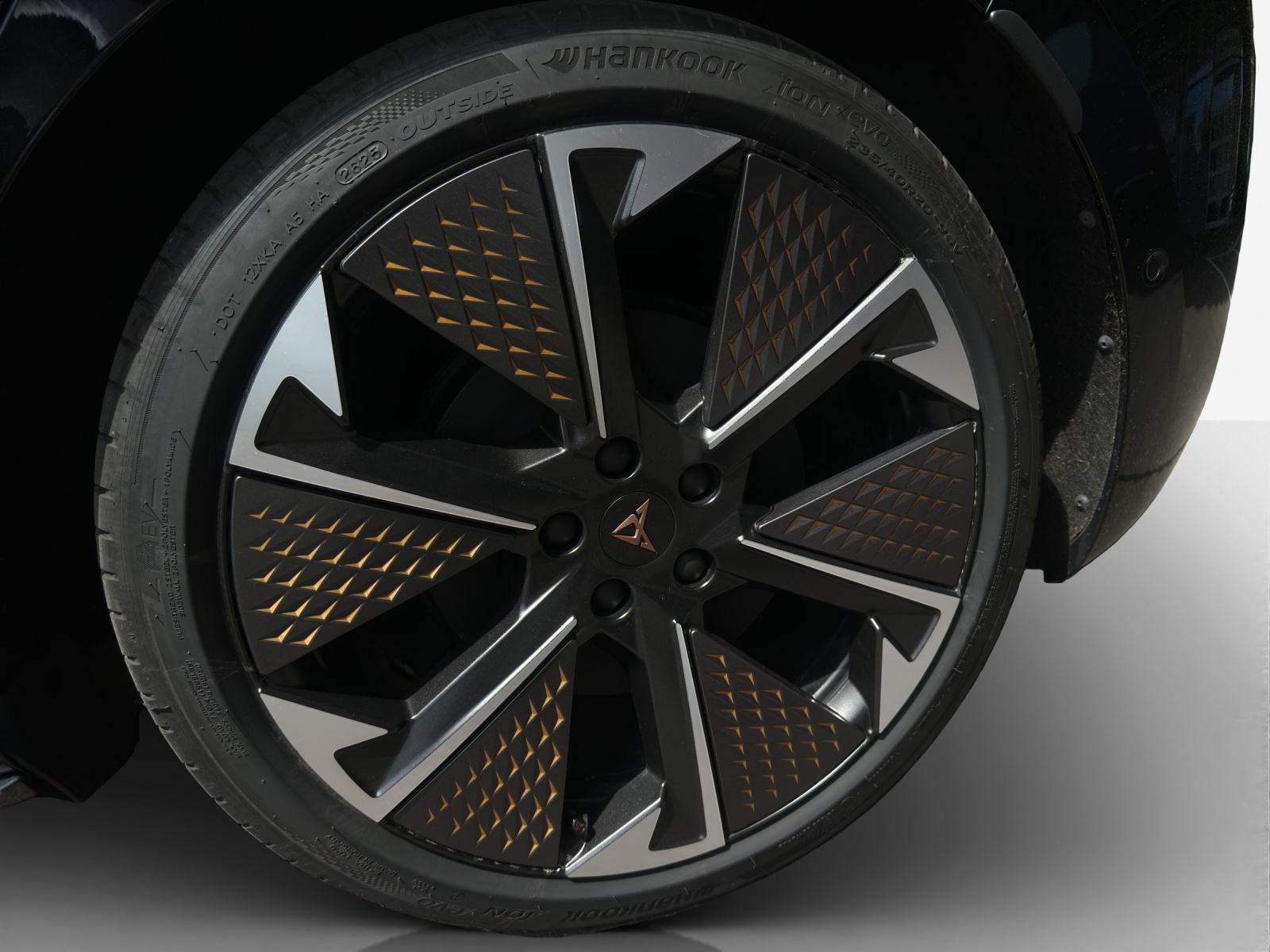 CUPRA Born 79 kWh e-Boost Adrenaline-image-13