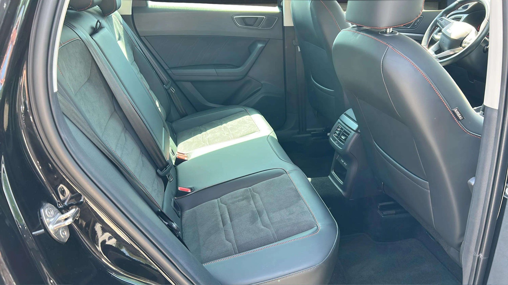SEAT Ateca 1.5 TSI EVO DSG FR mit AHK & Rückfahrkamera + Werksgarantie-image-13