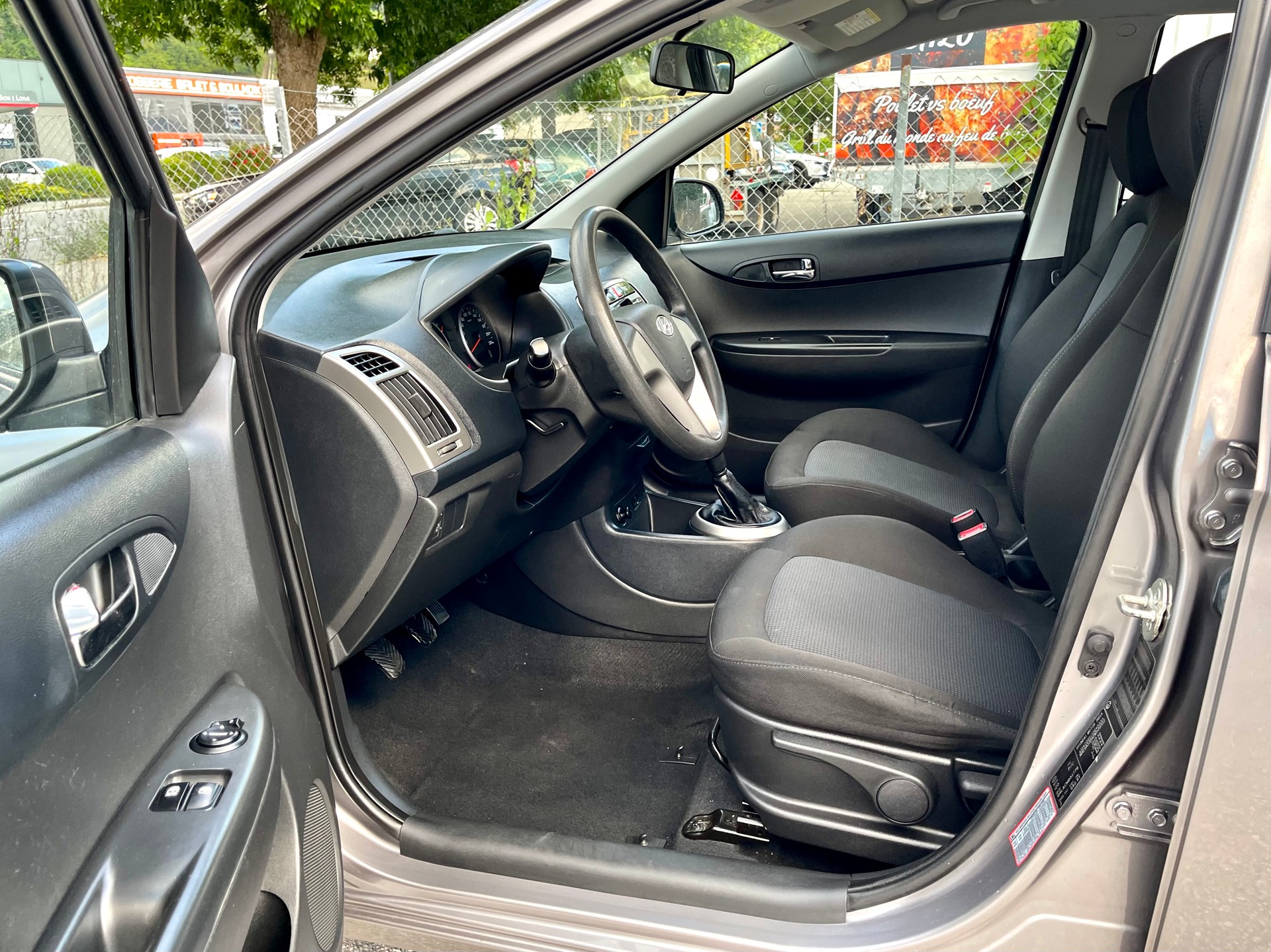 HYUNDAI i20 1.4 Premium-image-11