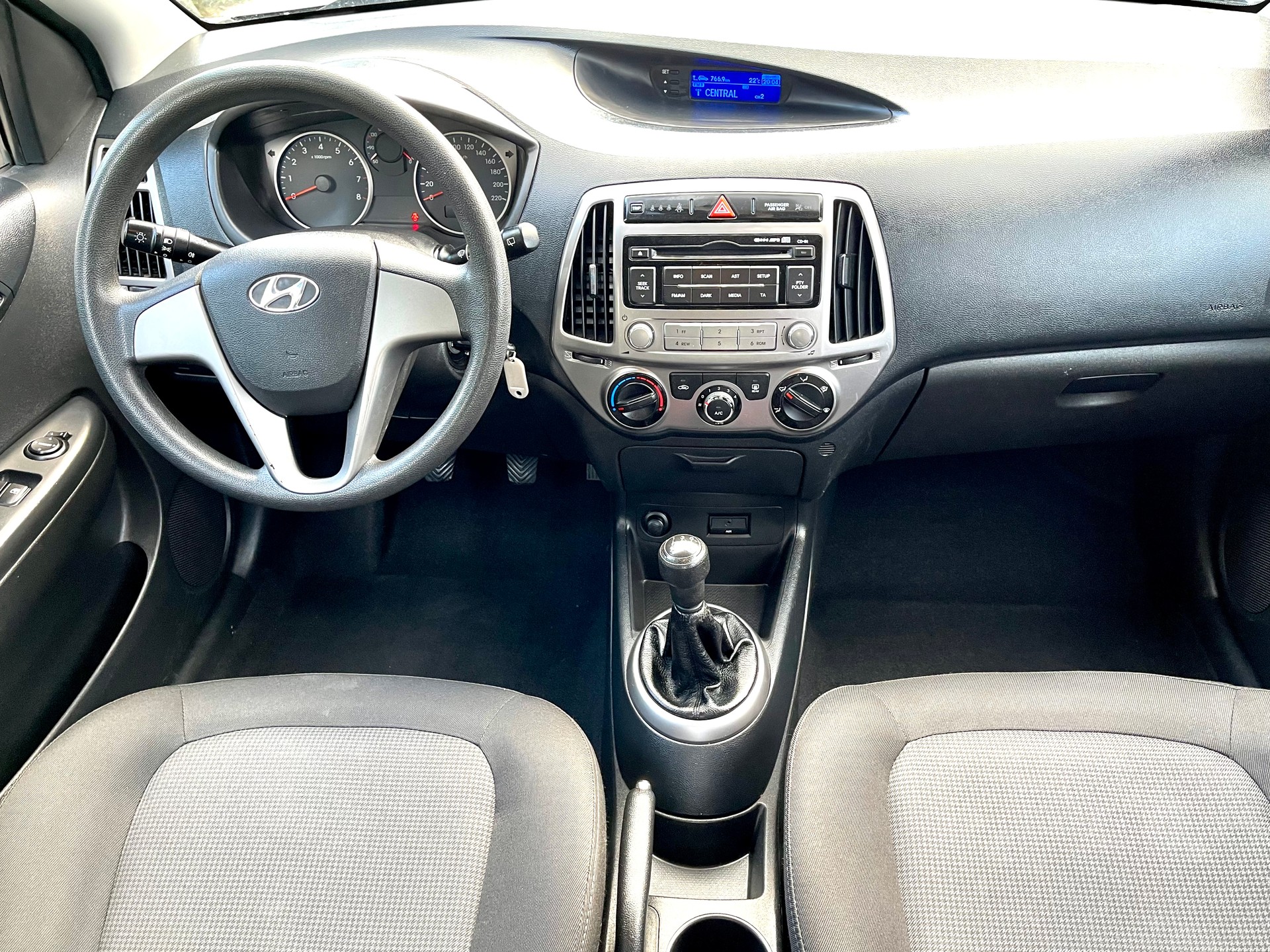 HYUNDAI i20 1.4 Premium-image-1