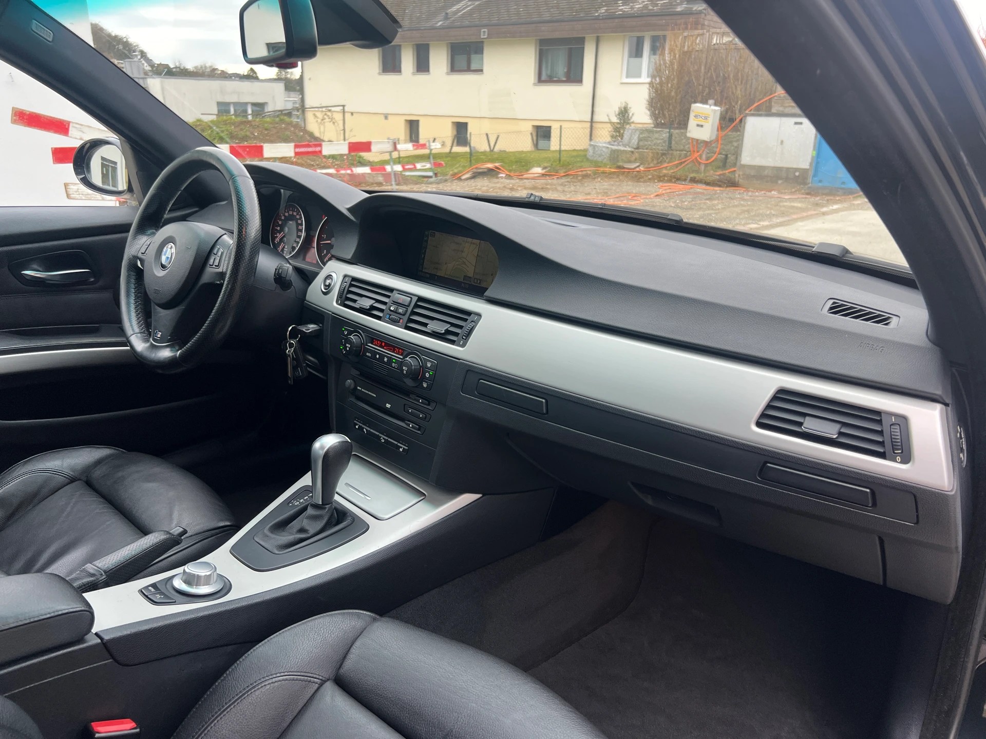 BMW 330xd * M - SPORTPAKET * Leder * Automat * Xenon * Navi *-image-12