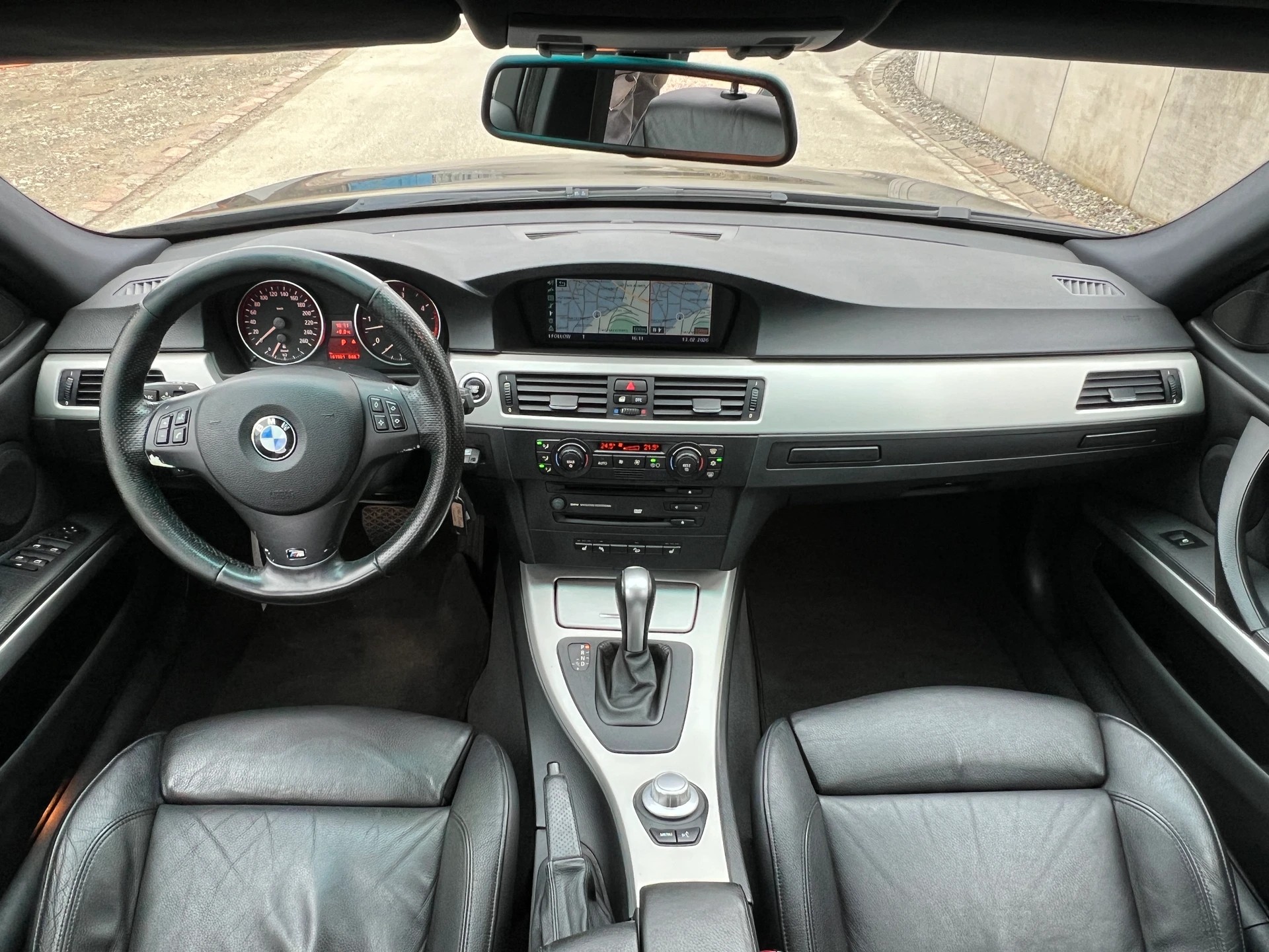 BMW 330xd * M - SPORTPAKET * Leder * Automat * Xenon * Navi *-image-10