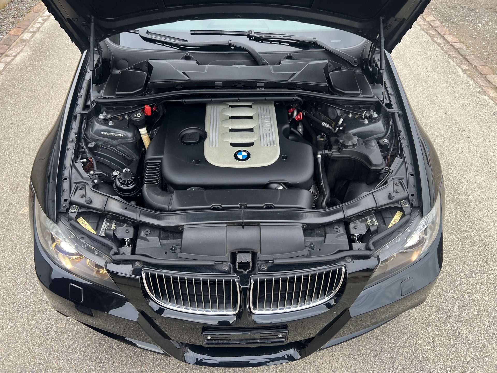BMW 330xd * M - SPORTPAKET * Leder * Automat * Xenon * Navi *-image-15