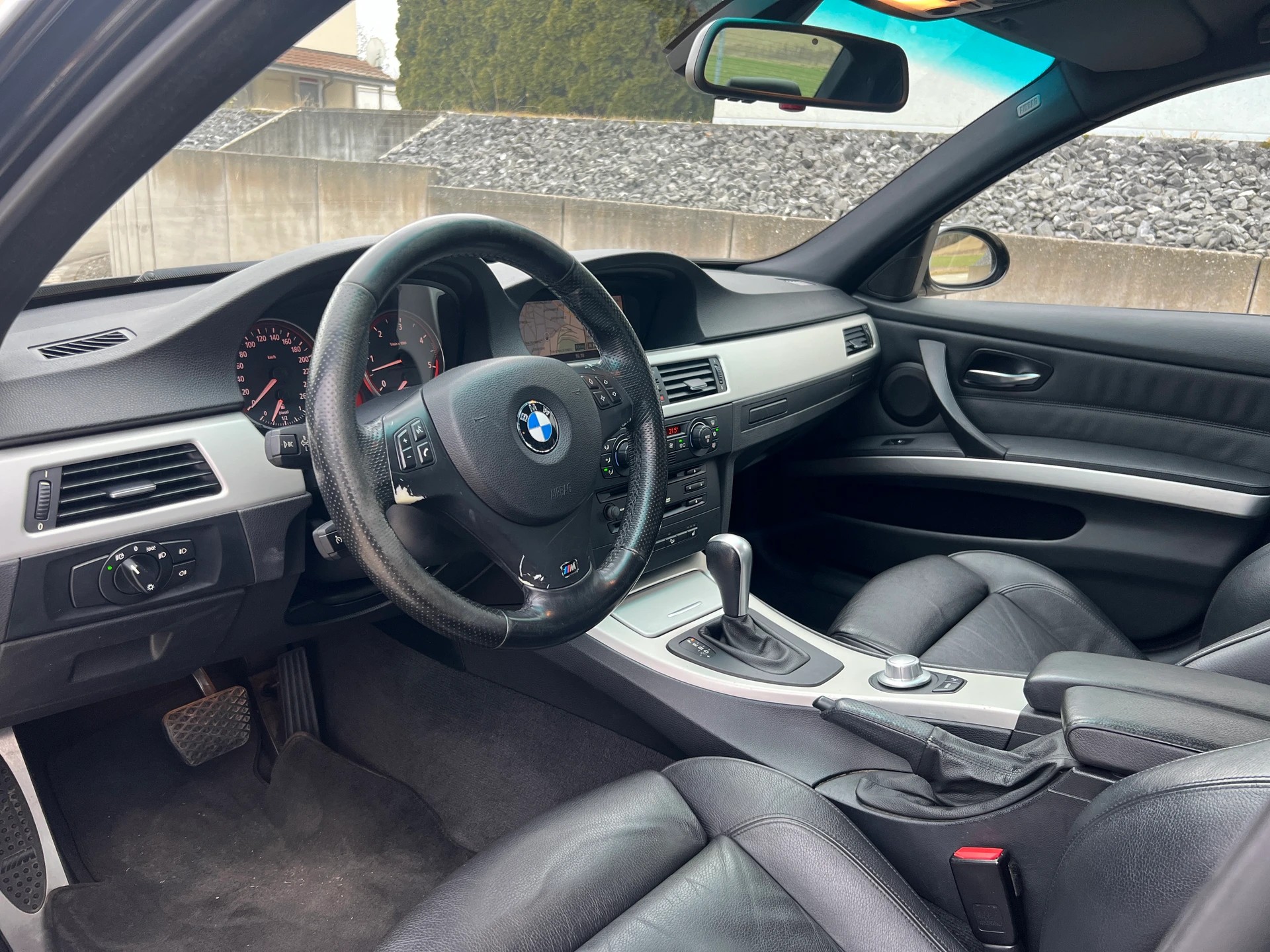 BMW 330xd * M - SPORTPAKET * Leder * Automat * Xenon * Navi *-image-11