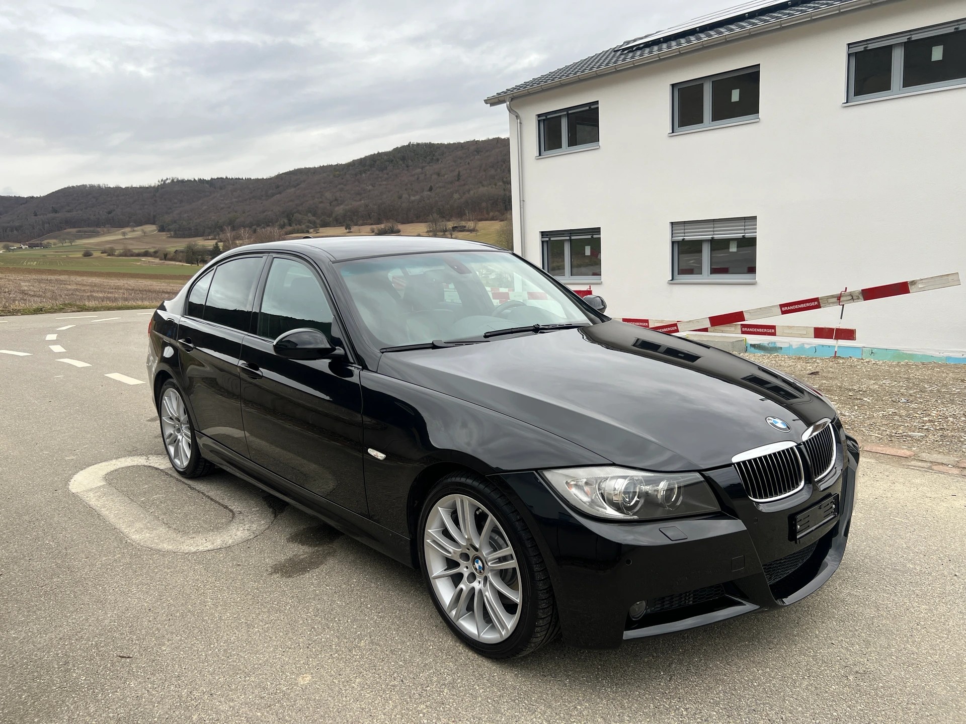 BMW 330xd * M - SPORTPAKET * Leder * Automat * Xenon * Navi *-image-6