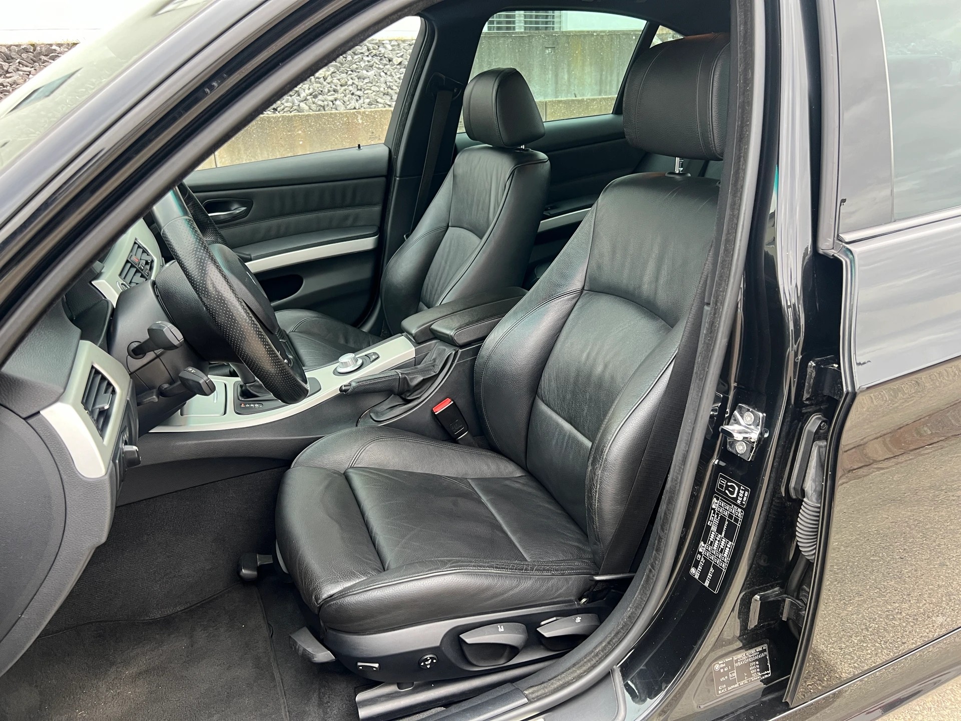 BMW 330xd * M - SPORTPAKET * Leder * Automat * Xenon * Navi *-image-13