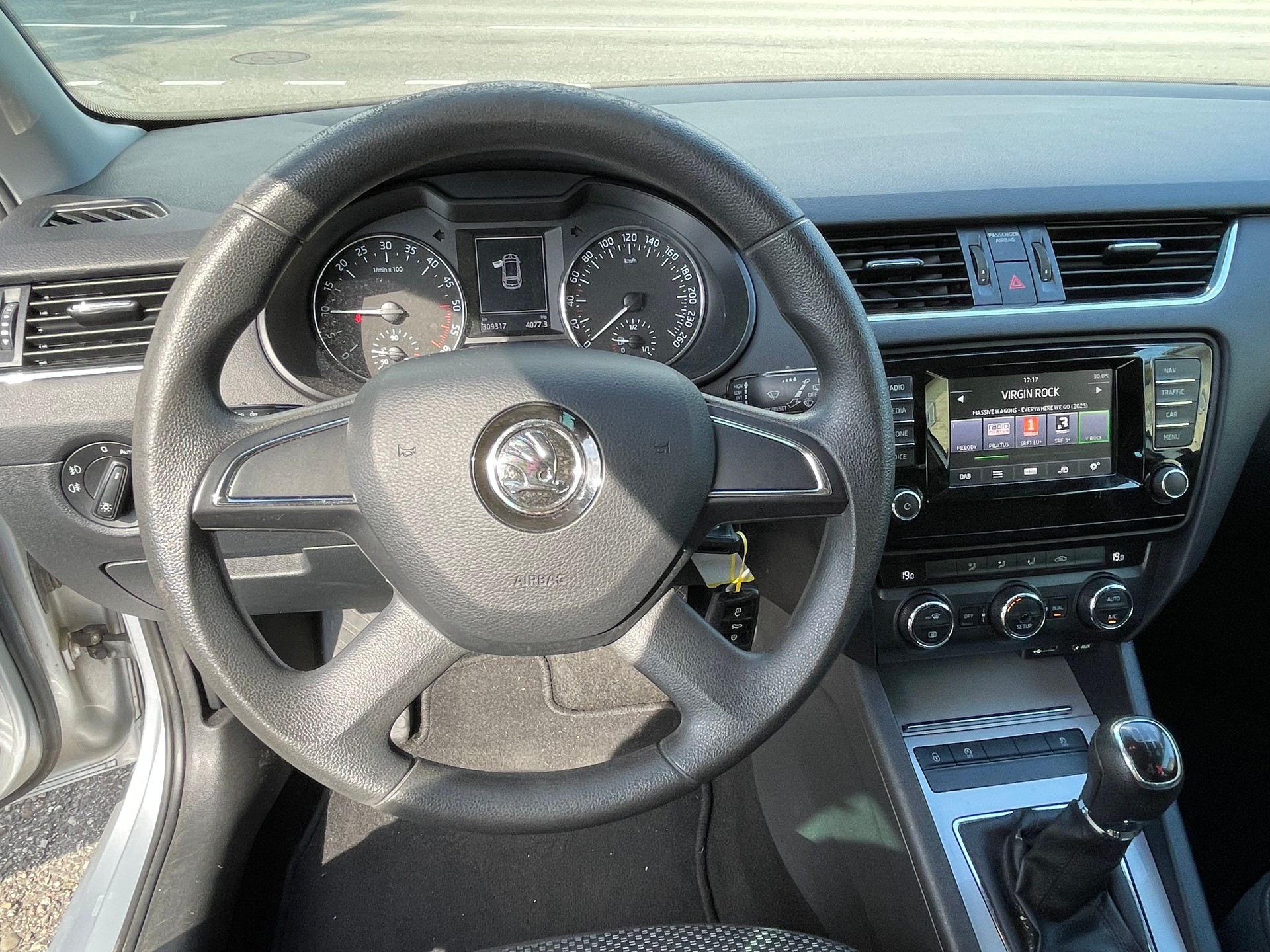 SKODA Octavia Combi 1.6 TDI Elegance 4x4-image-13