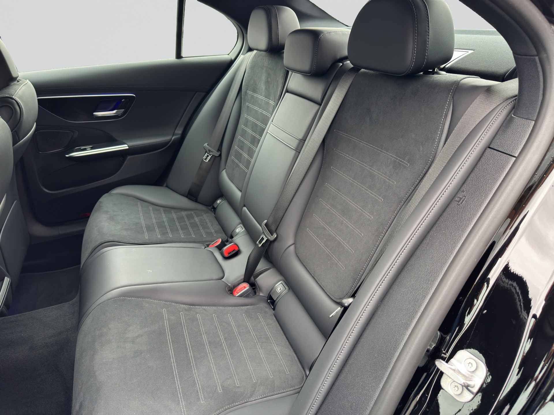 MERCEDES-BENZ C 220 d AMG Line-image-6
