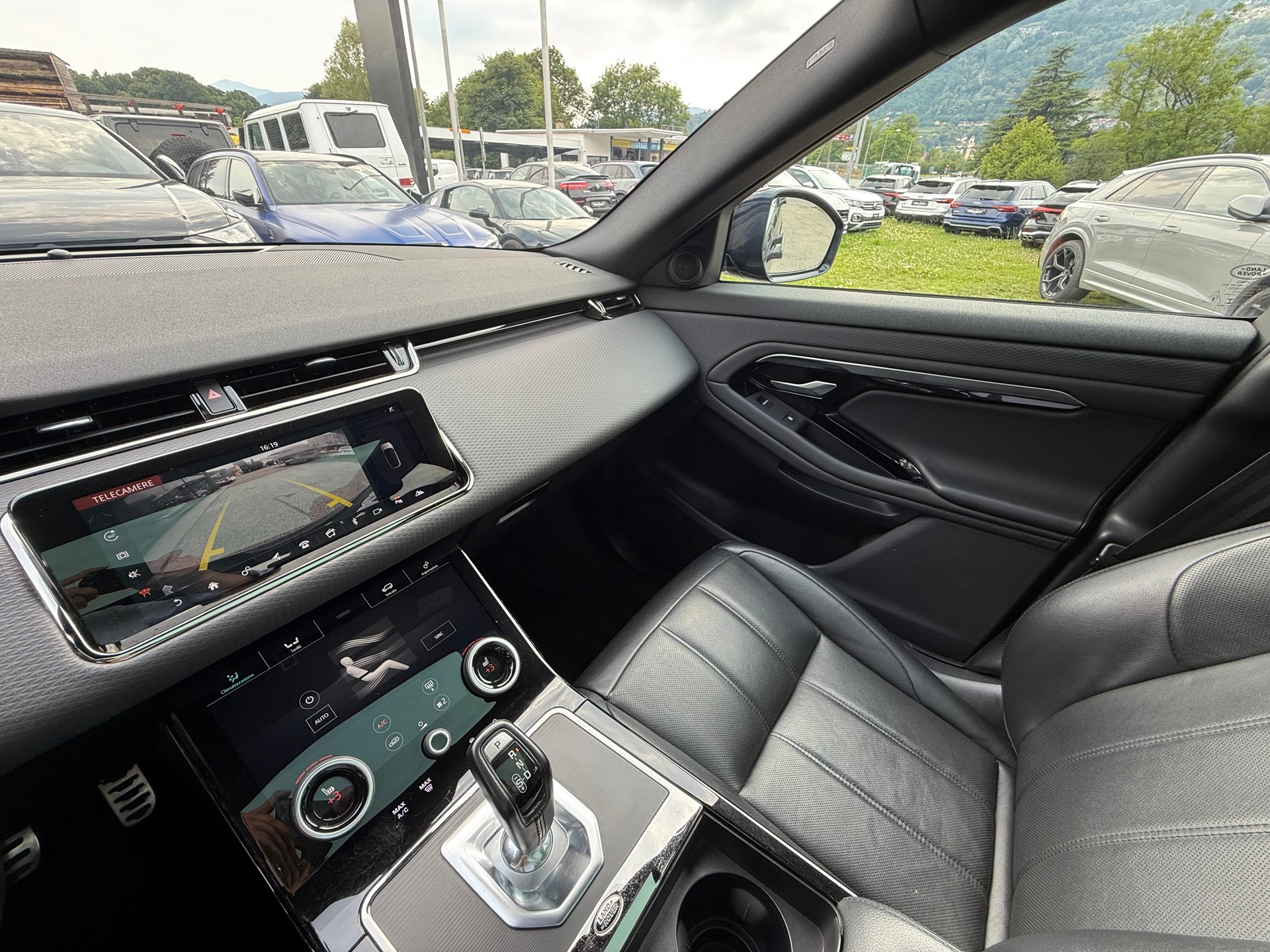 LAND ROVER Range Rover Evoque R-Dynamic D 180 AT9-image-15