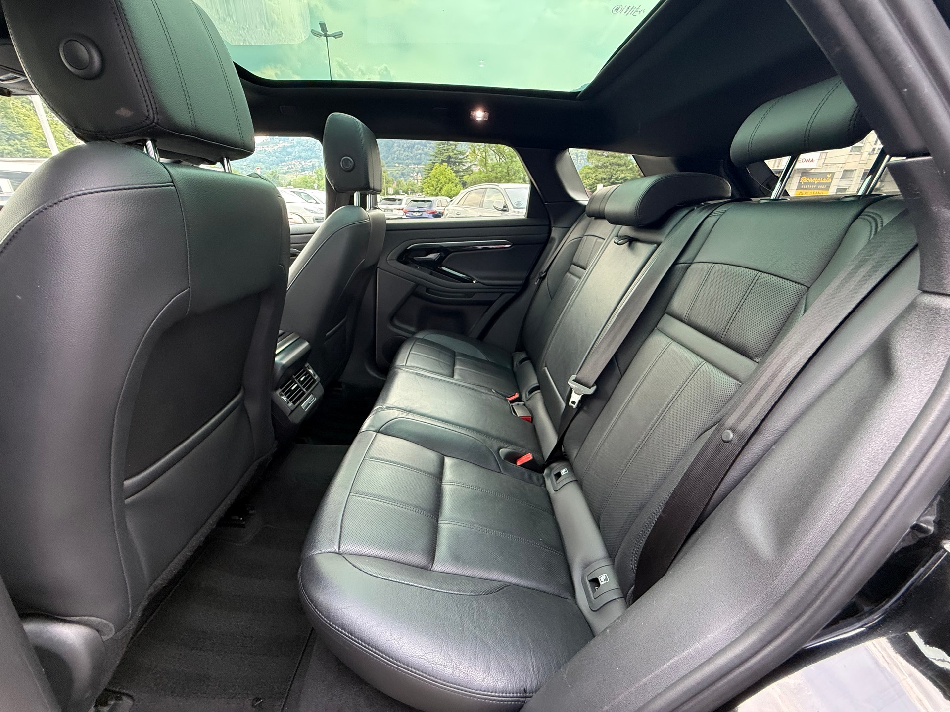 LAND ROVER Range Rover Evoque R-Dynamic D 180 AT9-image-17