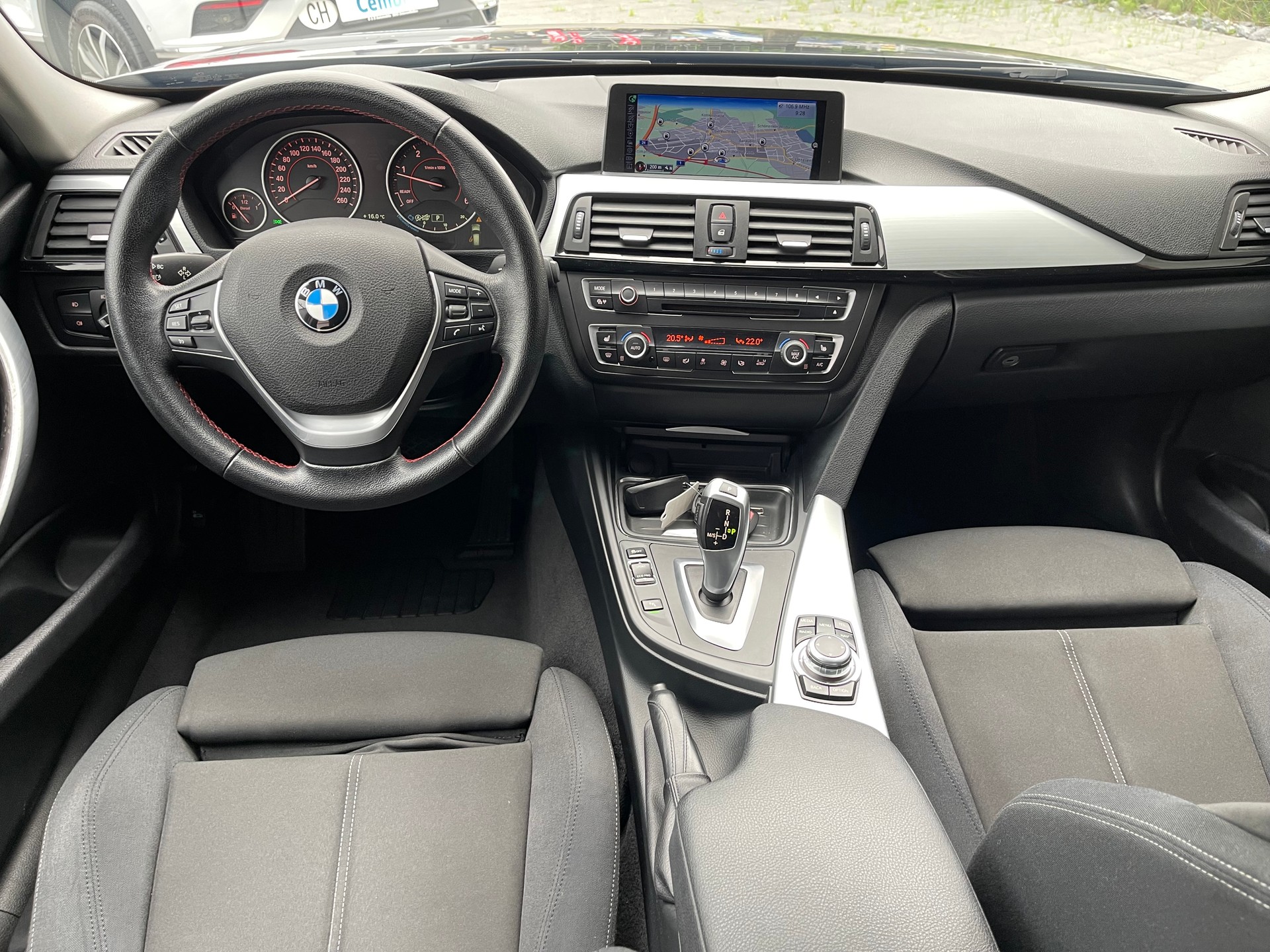 BMW 320d Touring Sport Line Steptronic-image-11
