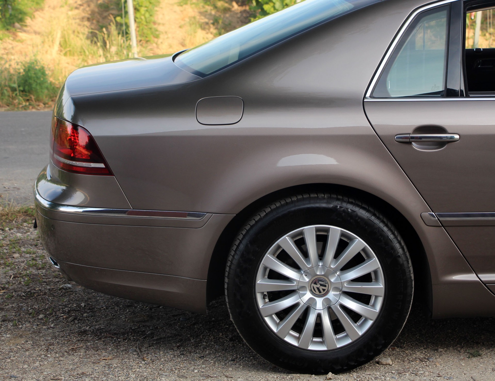 VW Phaeton 4.2 V8 4Motion Tiptronic-image-17