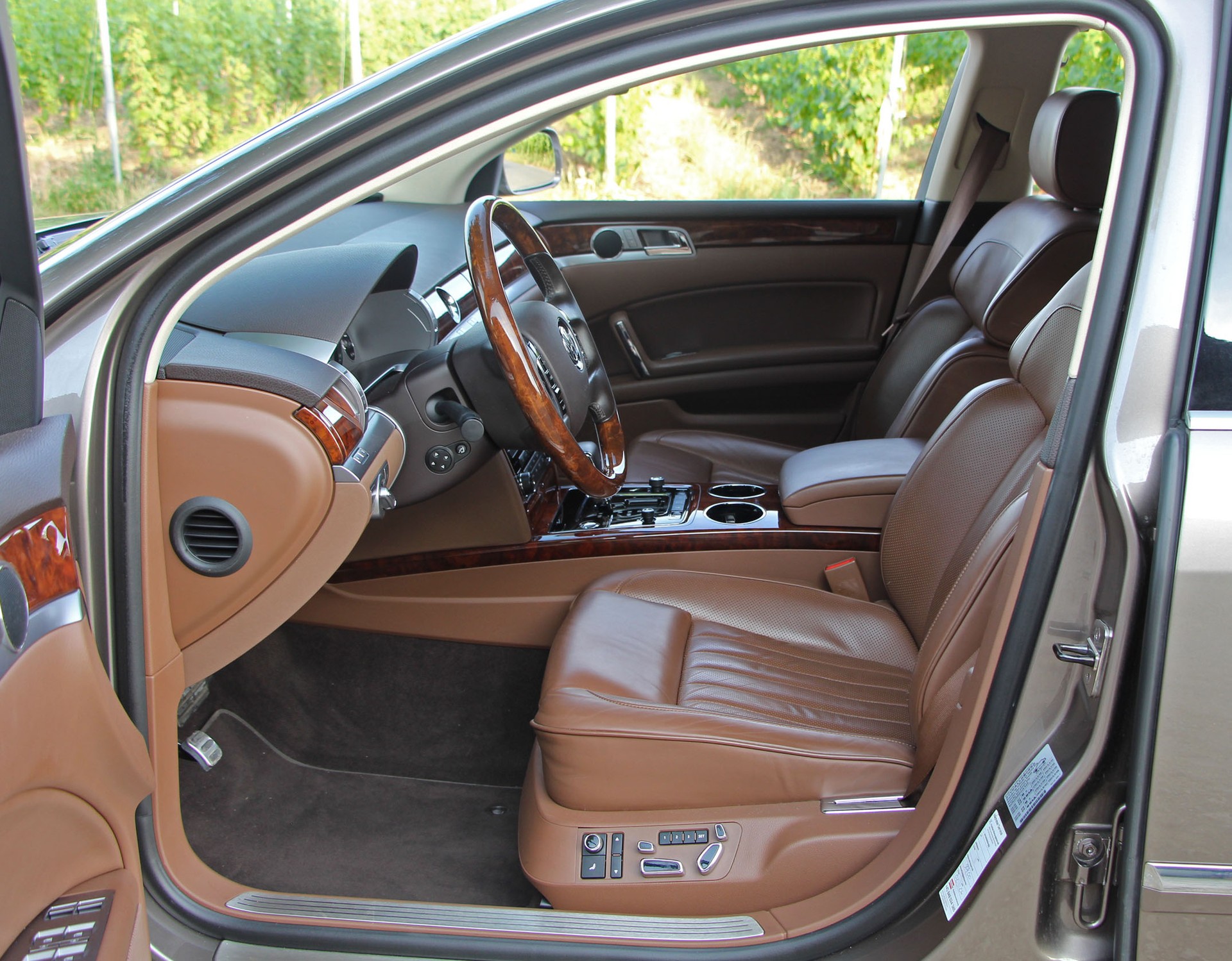 VW Phaeton 4.2 V8 4Motion Tiptronic-image-7