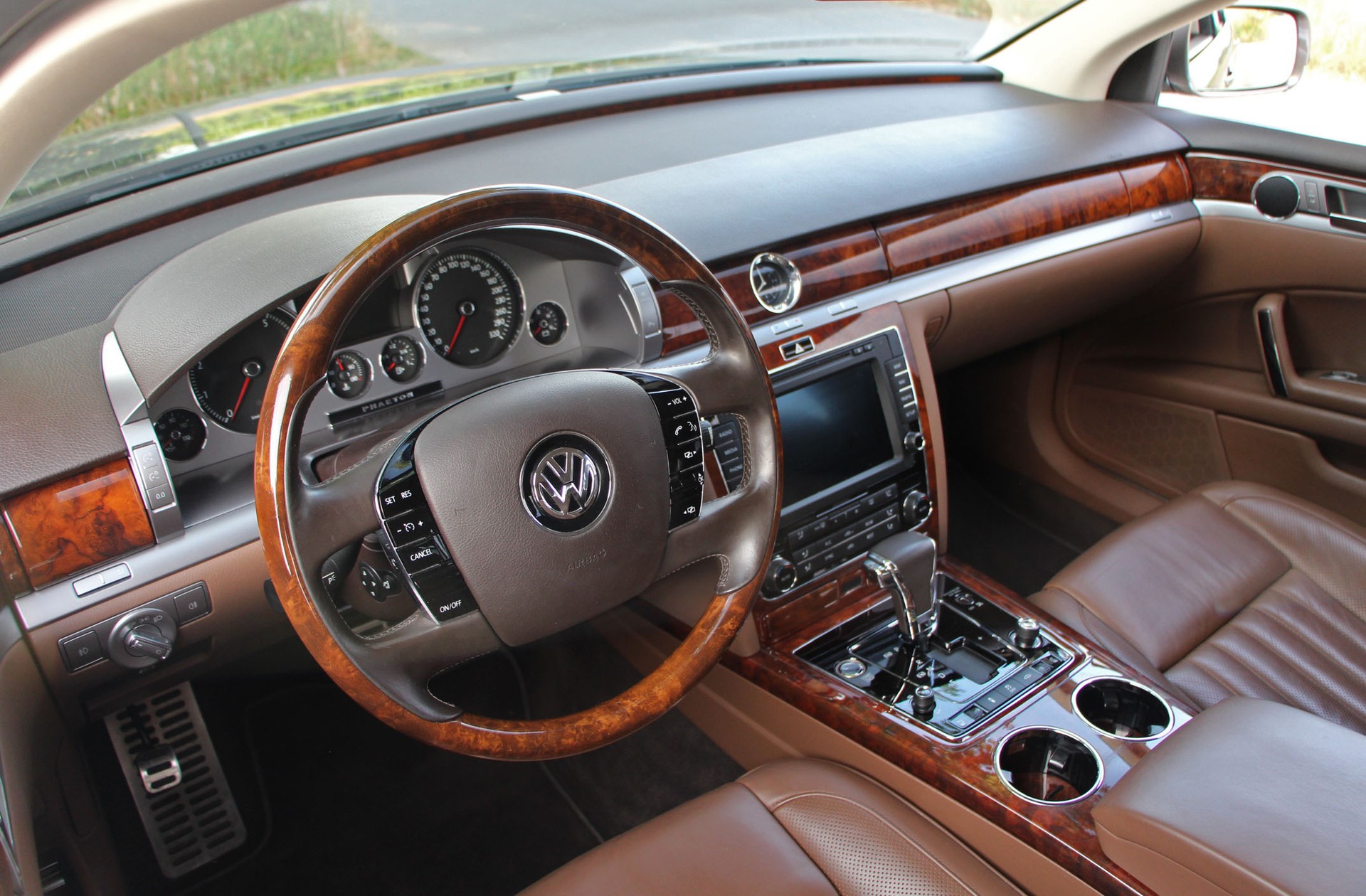 VW Phaeton 4.2 V8 4Motion Tiptronic-image-6