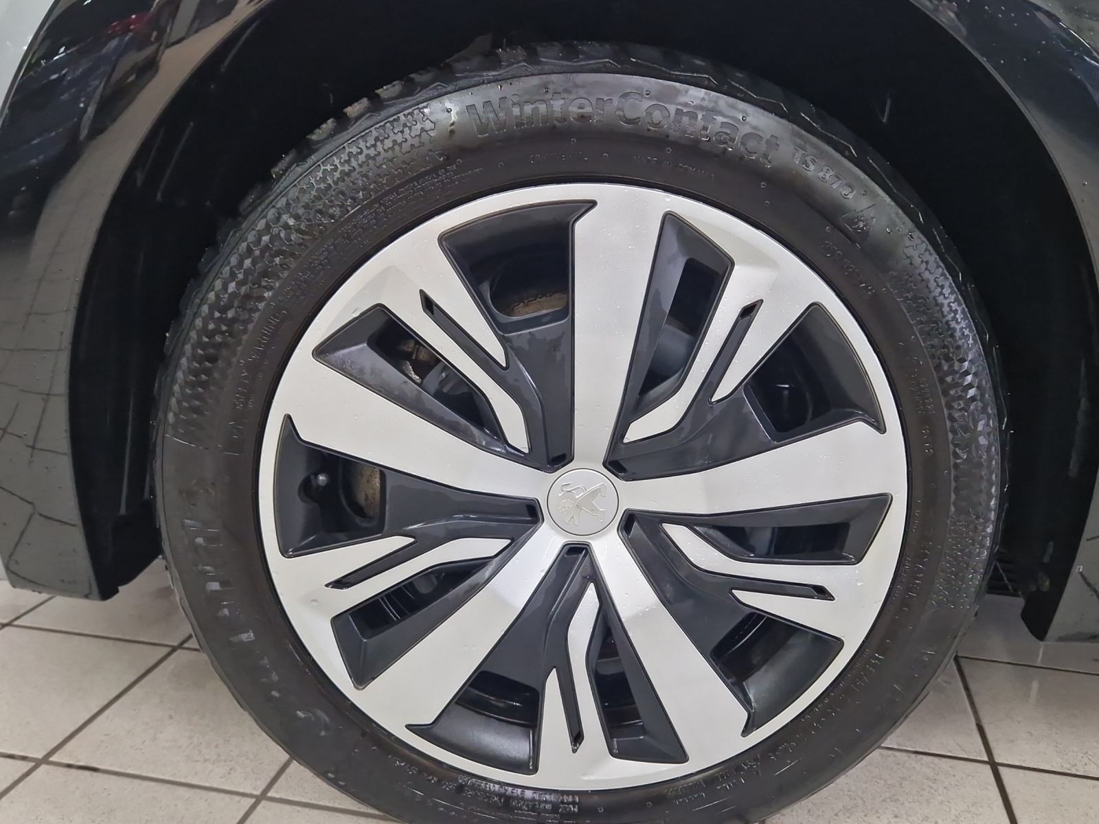 PEUGEOT 208 e-Active-image-10