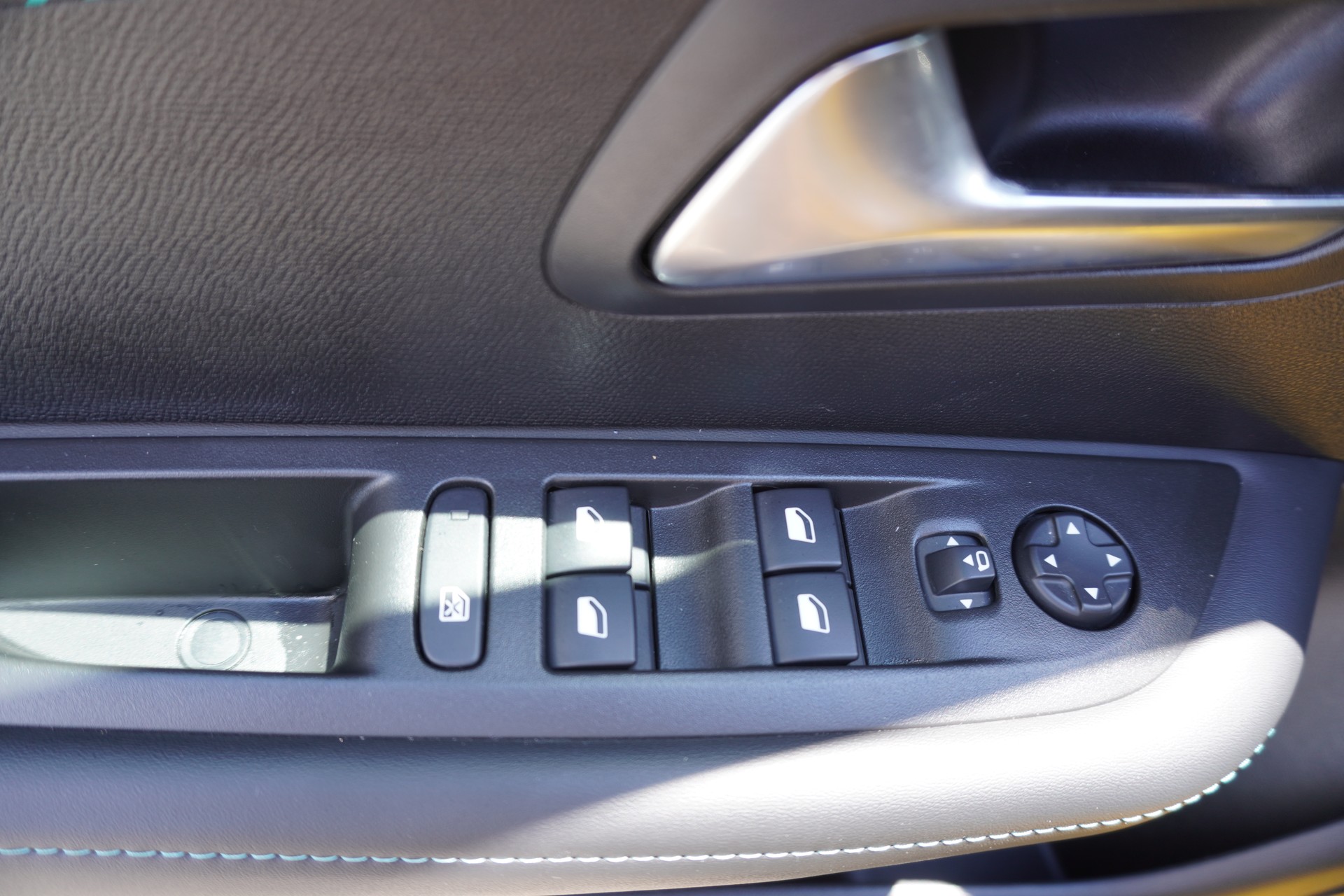 PEUGEOT 208 1.2 PureTech Allure Pack EAT8-image-13