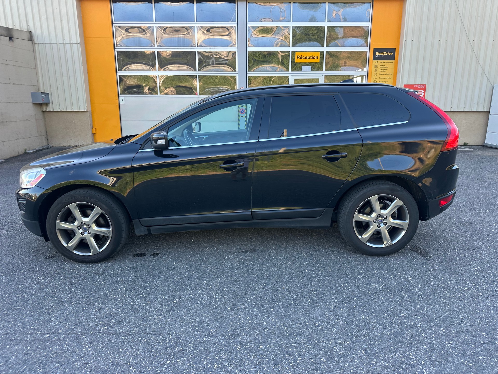 VOLVO XC60 D5 AWD OceanRace Geartronic-image-4