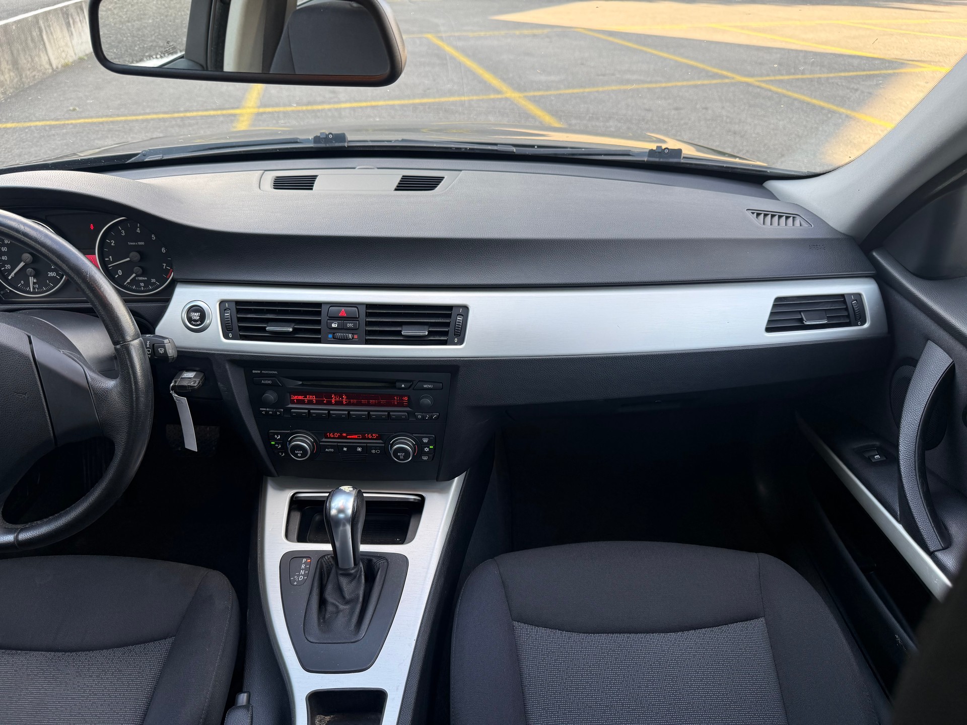 BMW 325i-image-10