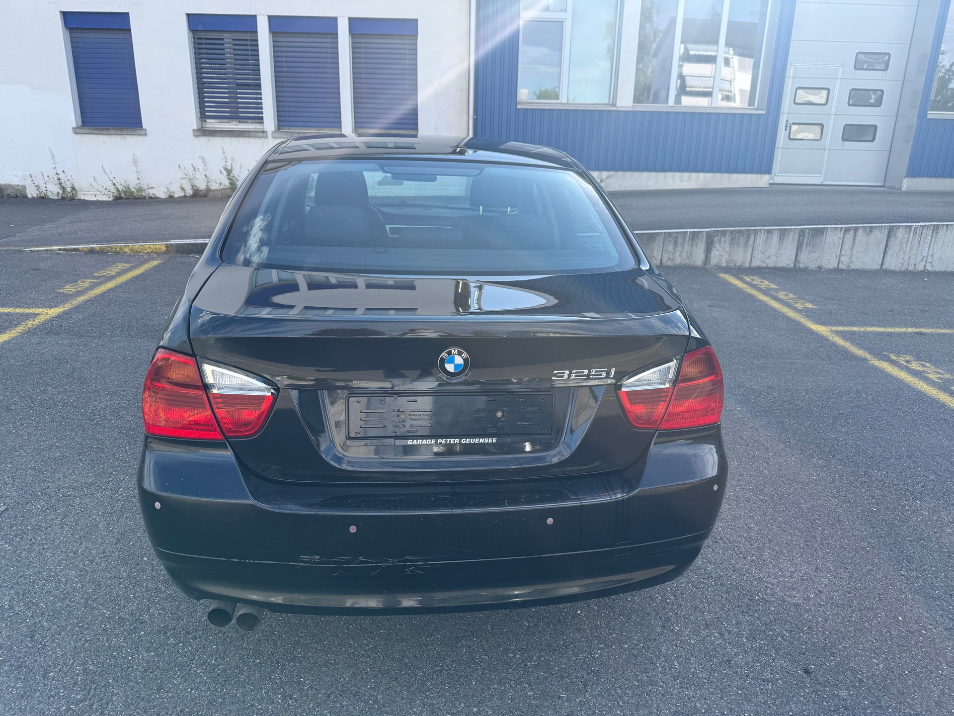 BMW 325i-image-5