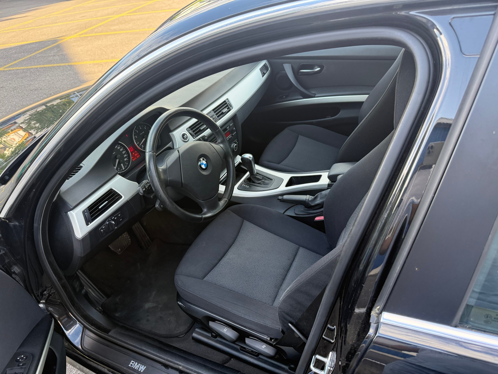 BMW 325i-image-9