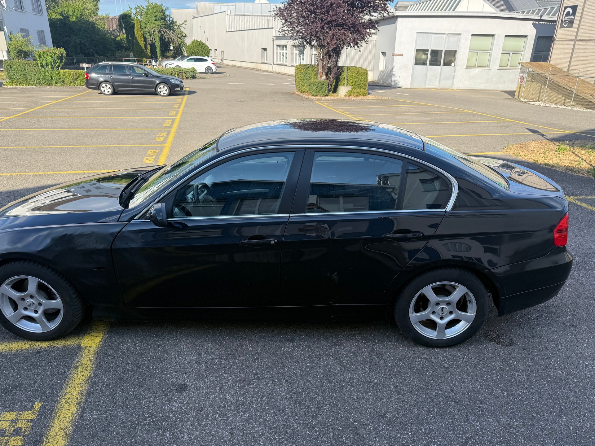 BMW 325i-image-1