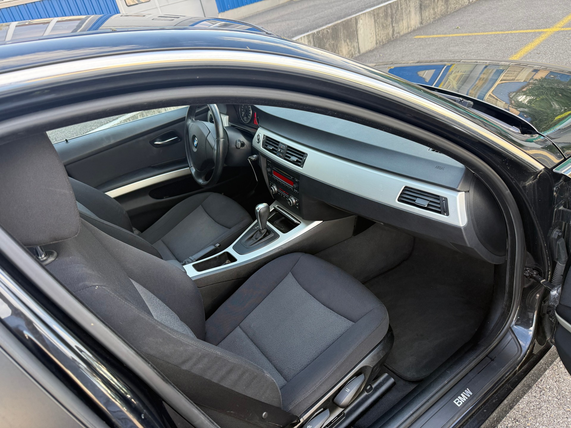 BMW 325i-image-8