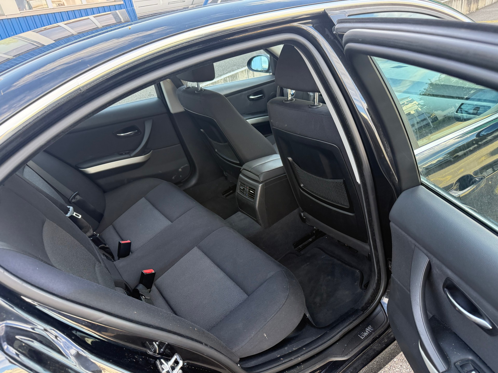 BMW 325i-image-7