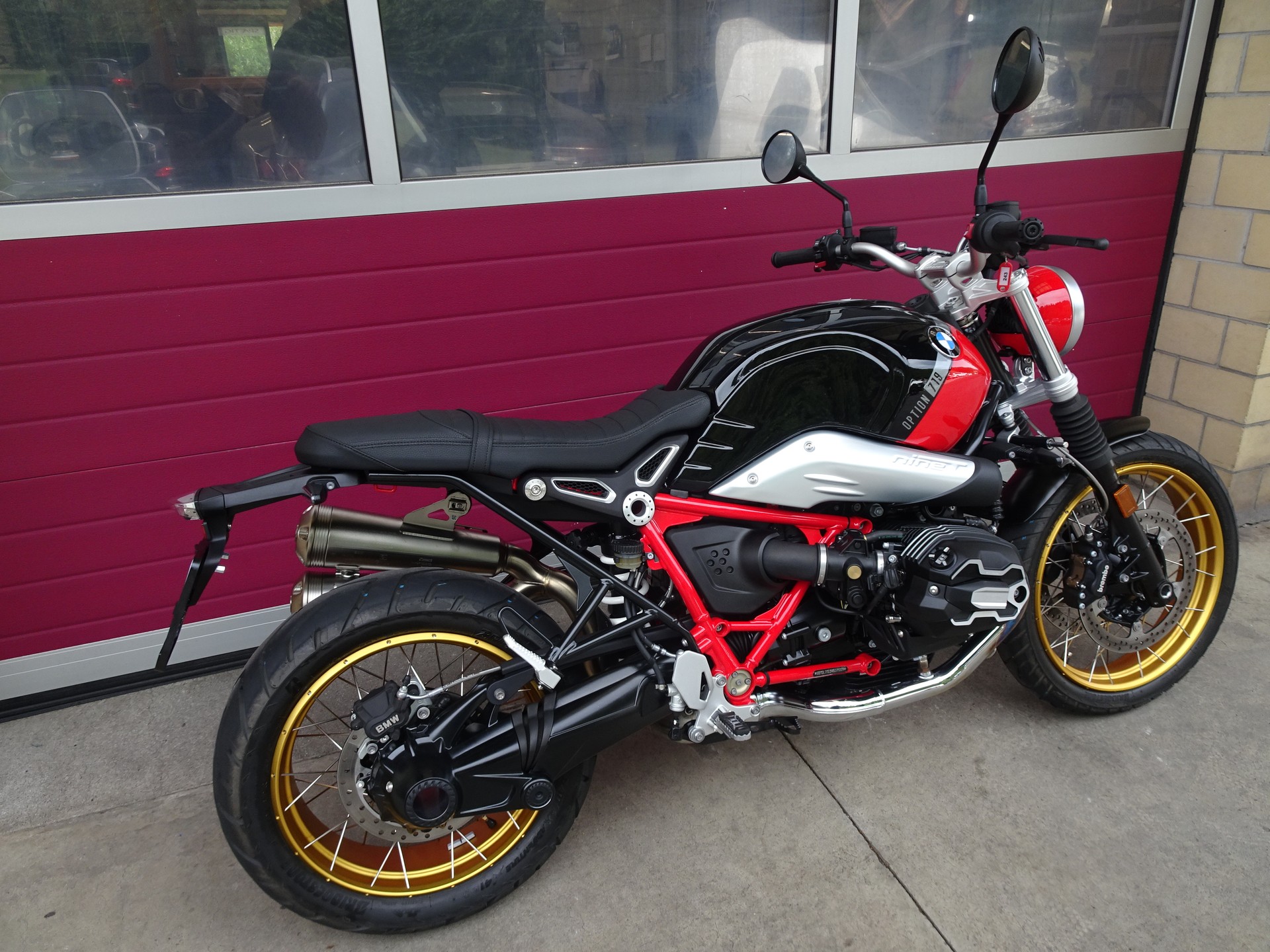 BMW R nineT Scrambler-showroom-element-3
