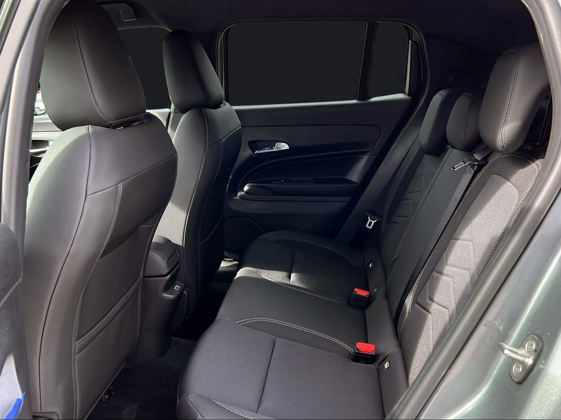JEEP Avenger 1.2 MHEV Black Edition-image-11